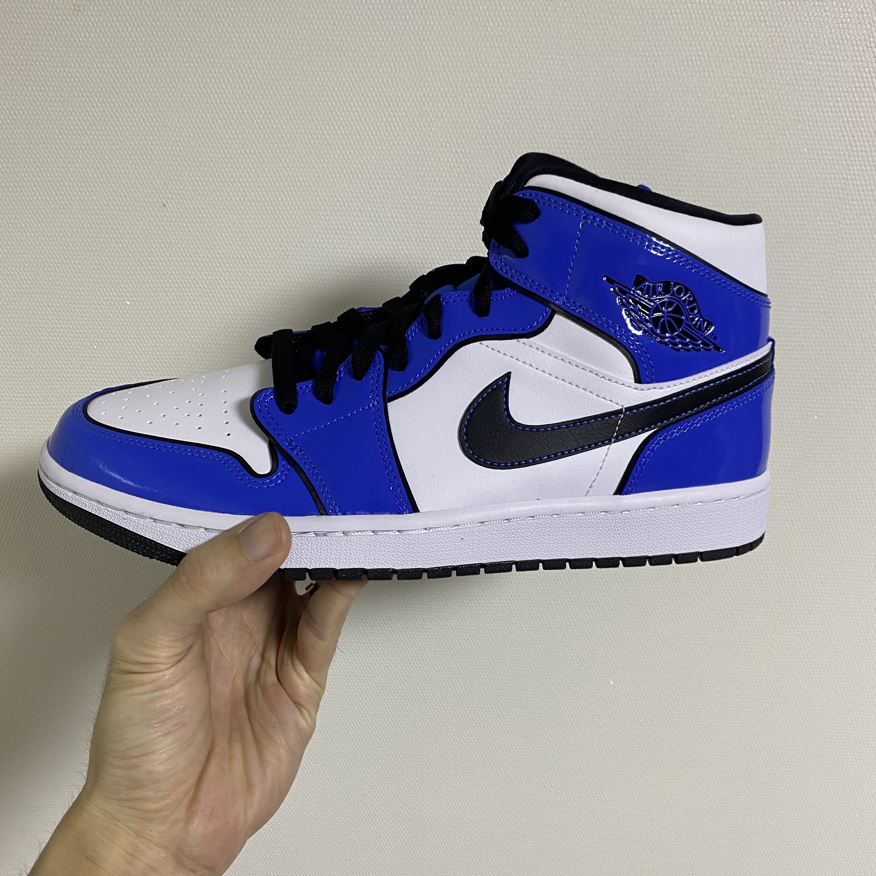 Jordan 1 Mid SE Signal Blue 착용 스타일