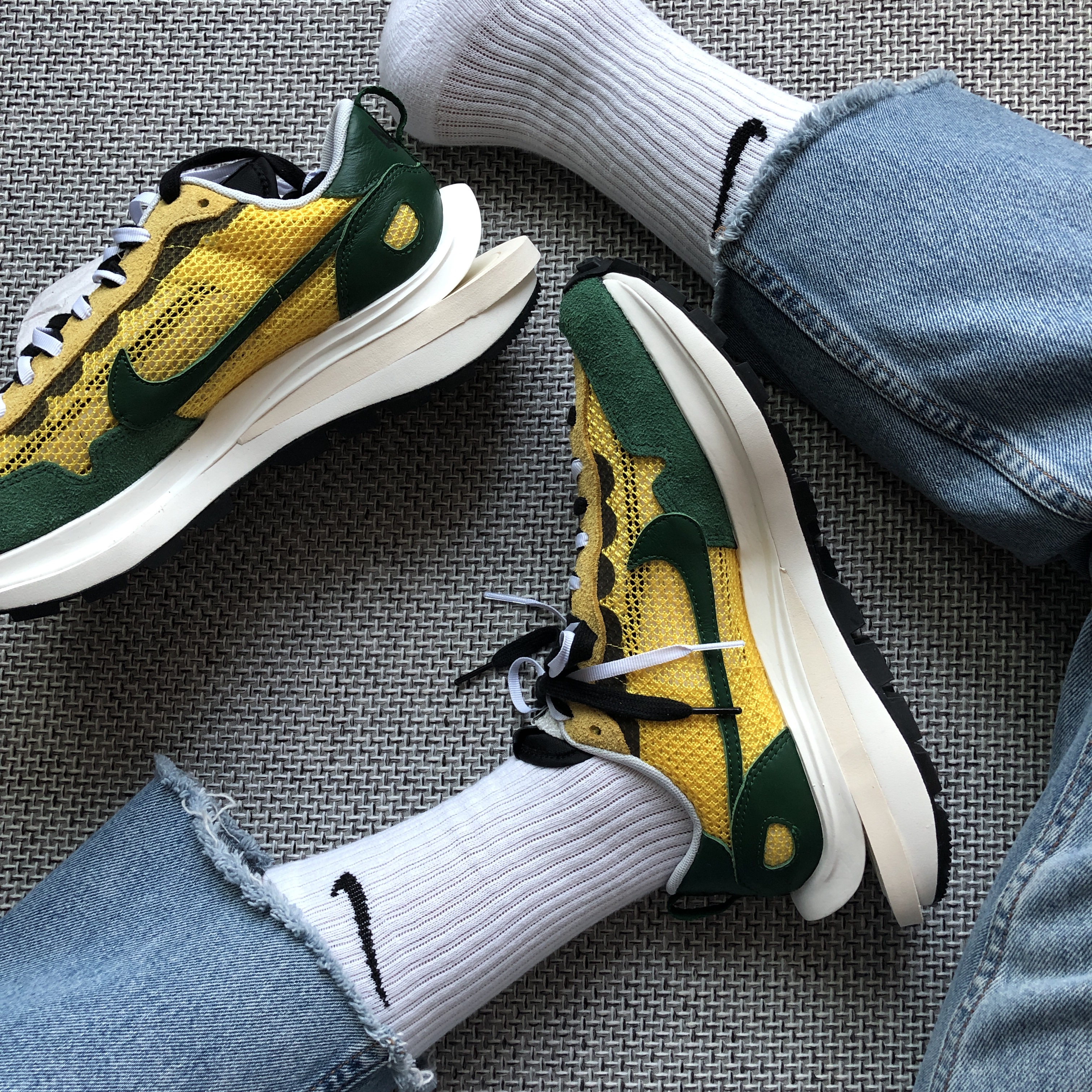 Nike x Sacai VaporWaffle Tour Yellow & Gorge Green Sail 착용 스타일