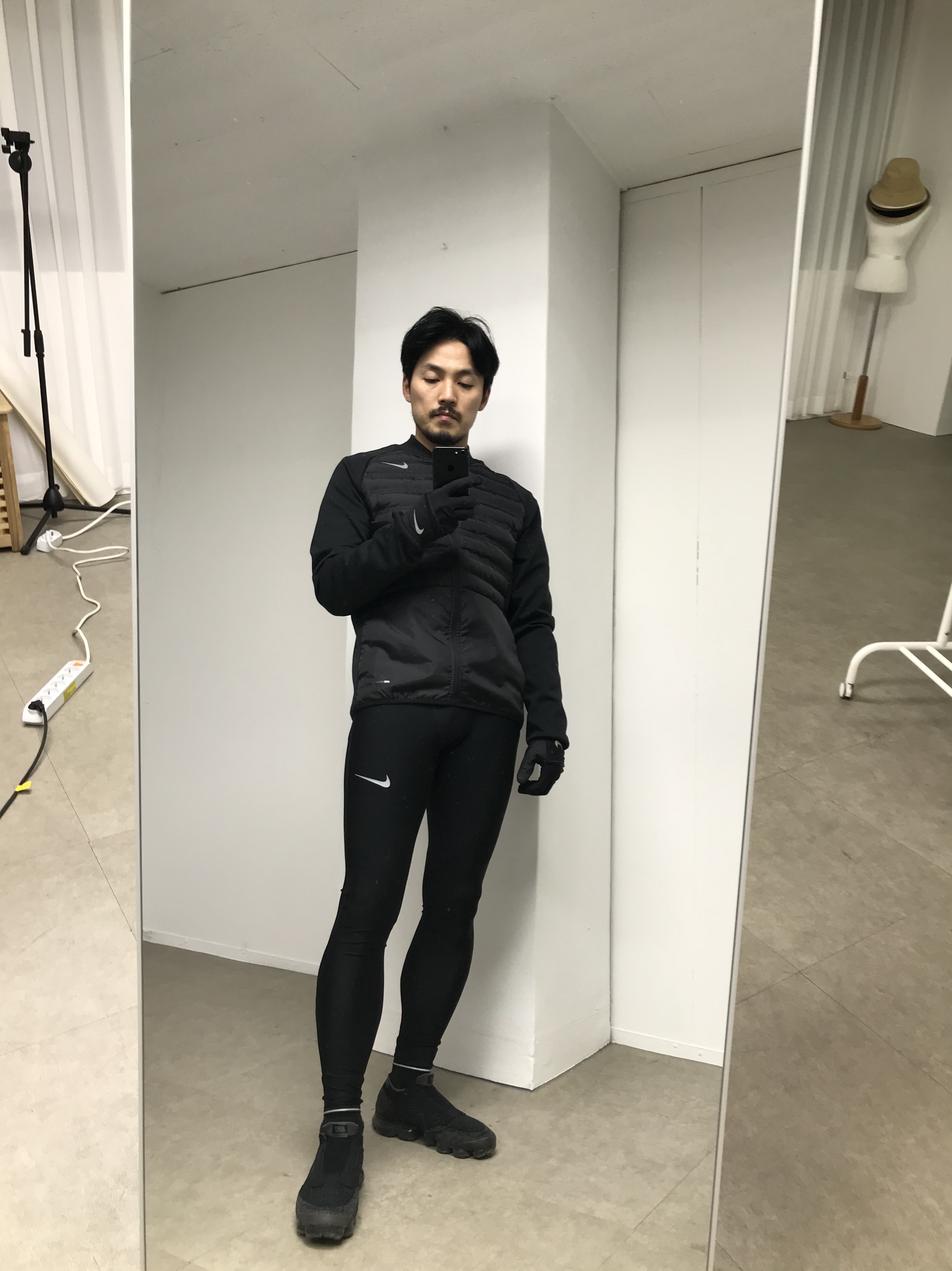 Nike Air VaporMax SE Laceless Triple Black 착용 스타일
