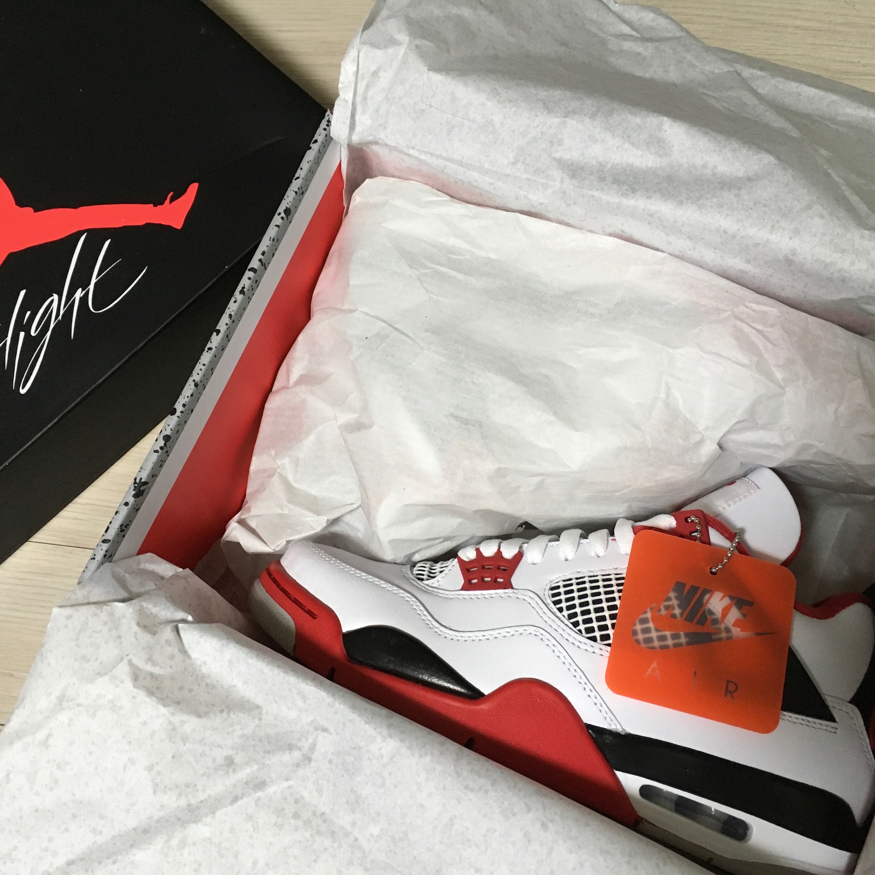 Jordan 4 Retro OG Fire Red 2020 착용 스타일 - 1