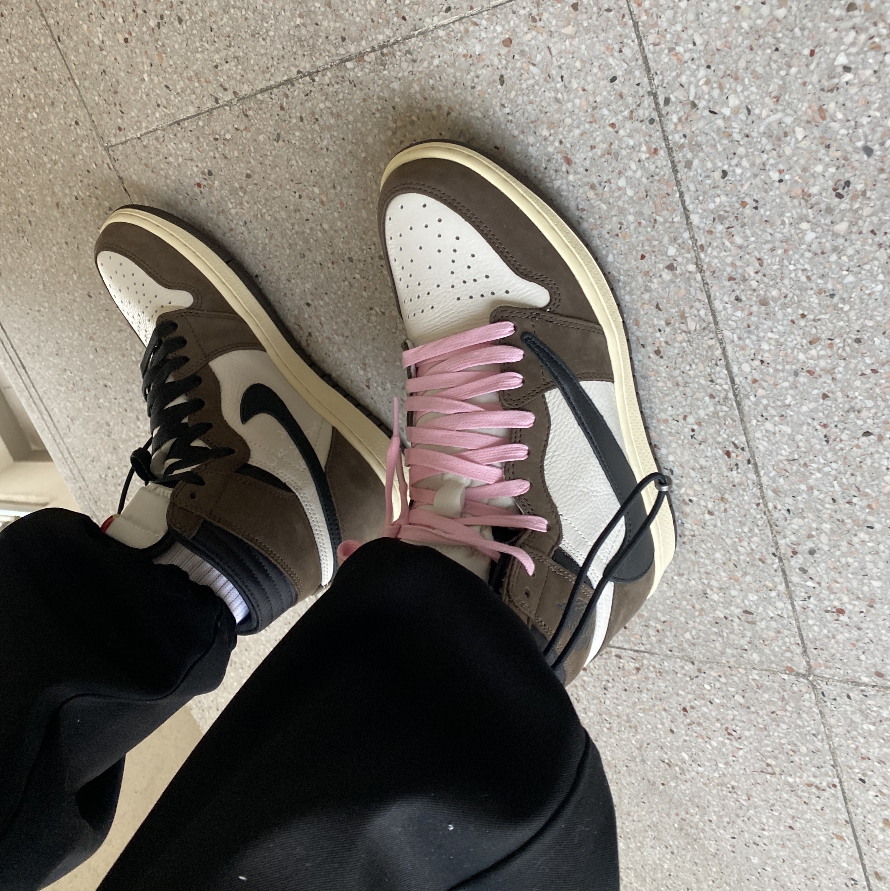Jordan 1 x Travis Scott Retro High OG SP Mocha 착용 스타일 - 1