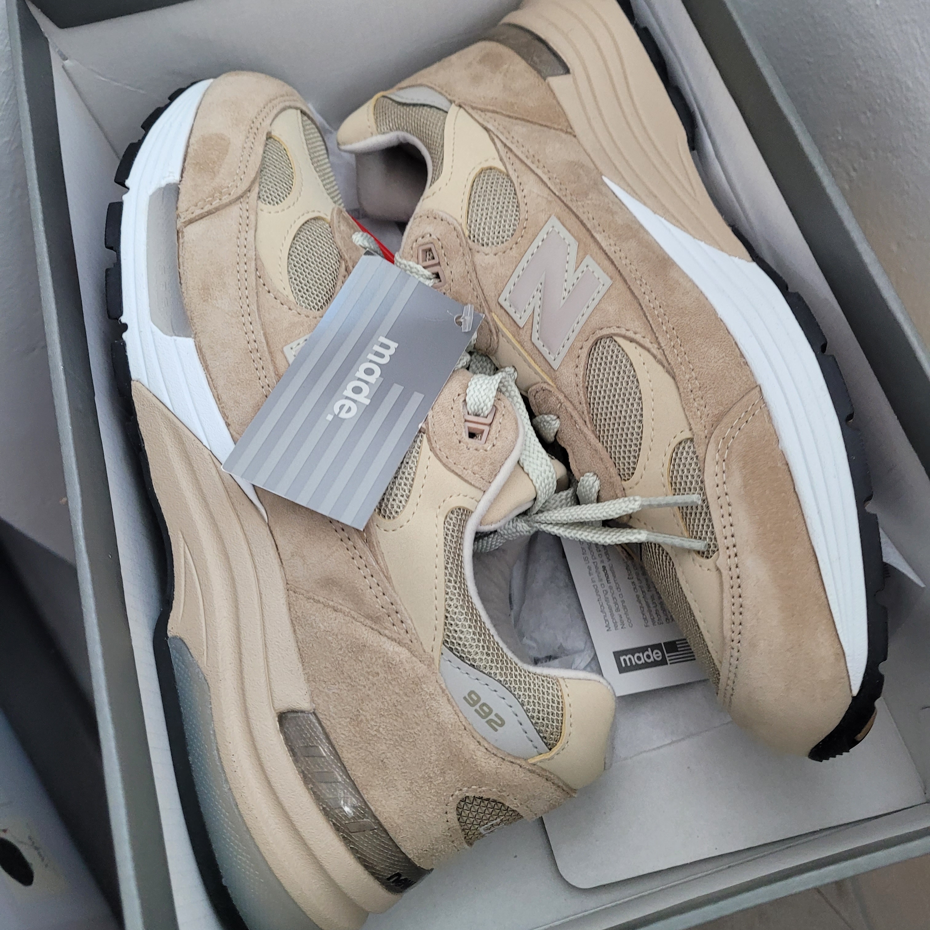 New Balance 992 Made in USA Tan 착용 스타일 - 1