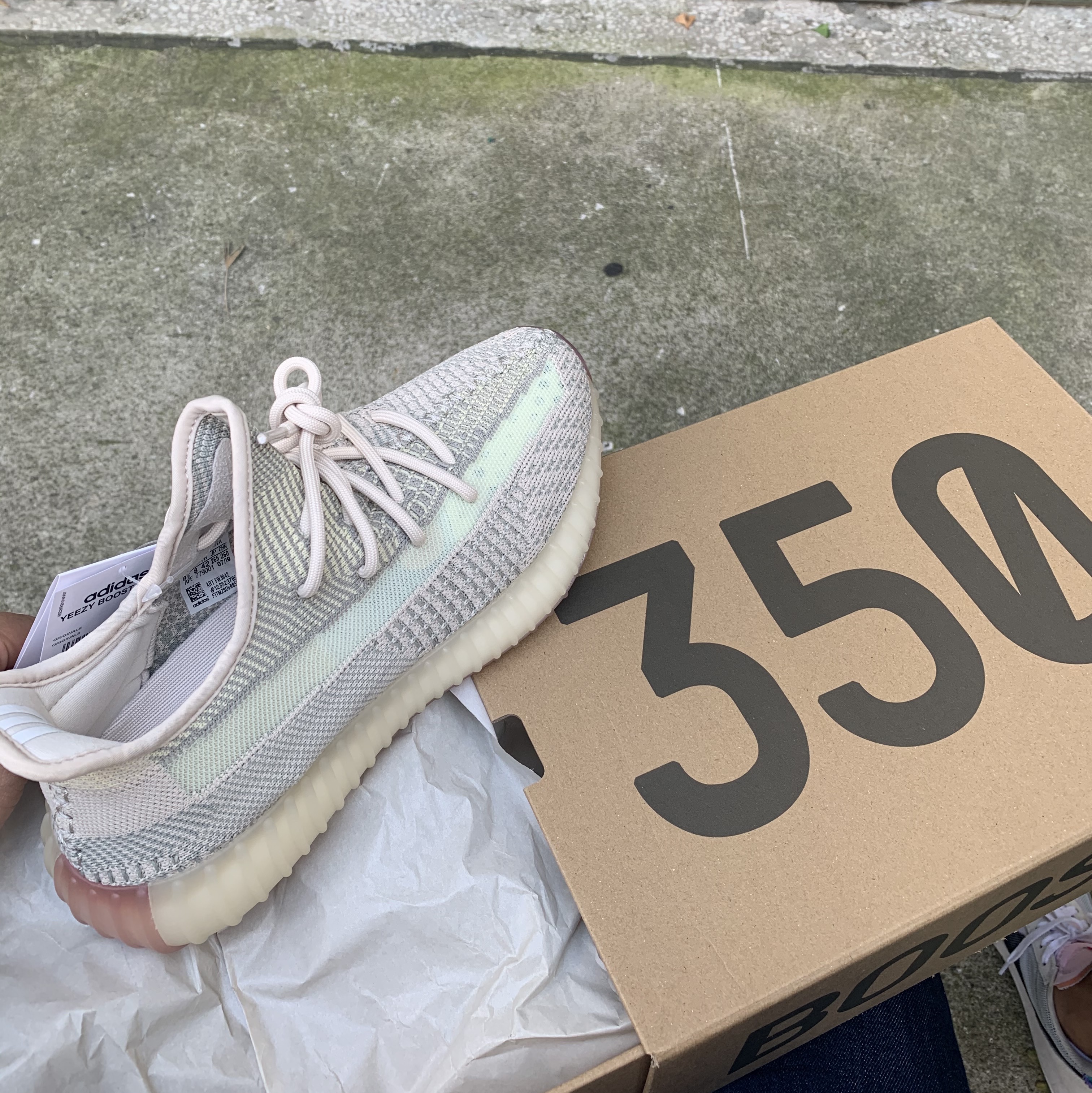 Adidas Yeezy Boost 350 V2 Citrin - Non-Reflective 착용 스타일 - 2