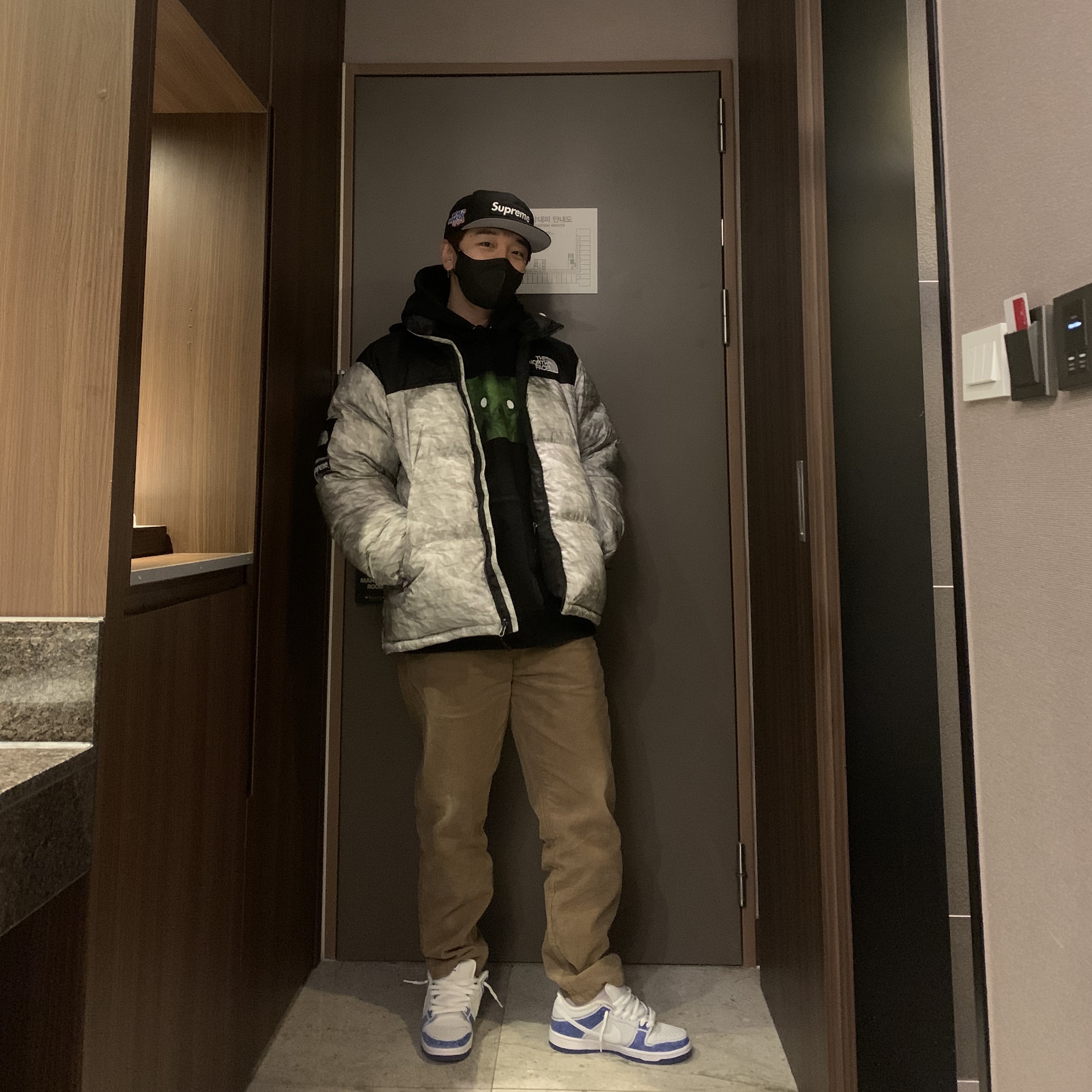 Supreme x The North Face Paper Print Nuptse Jacket - 19FW, Nike SB Dunk Low Premium White Game Royal 착용 스타일