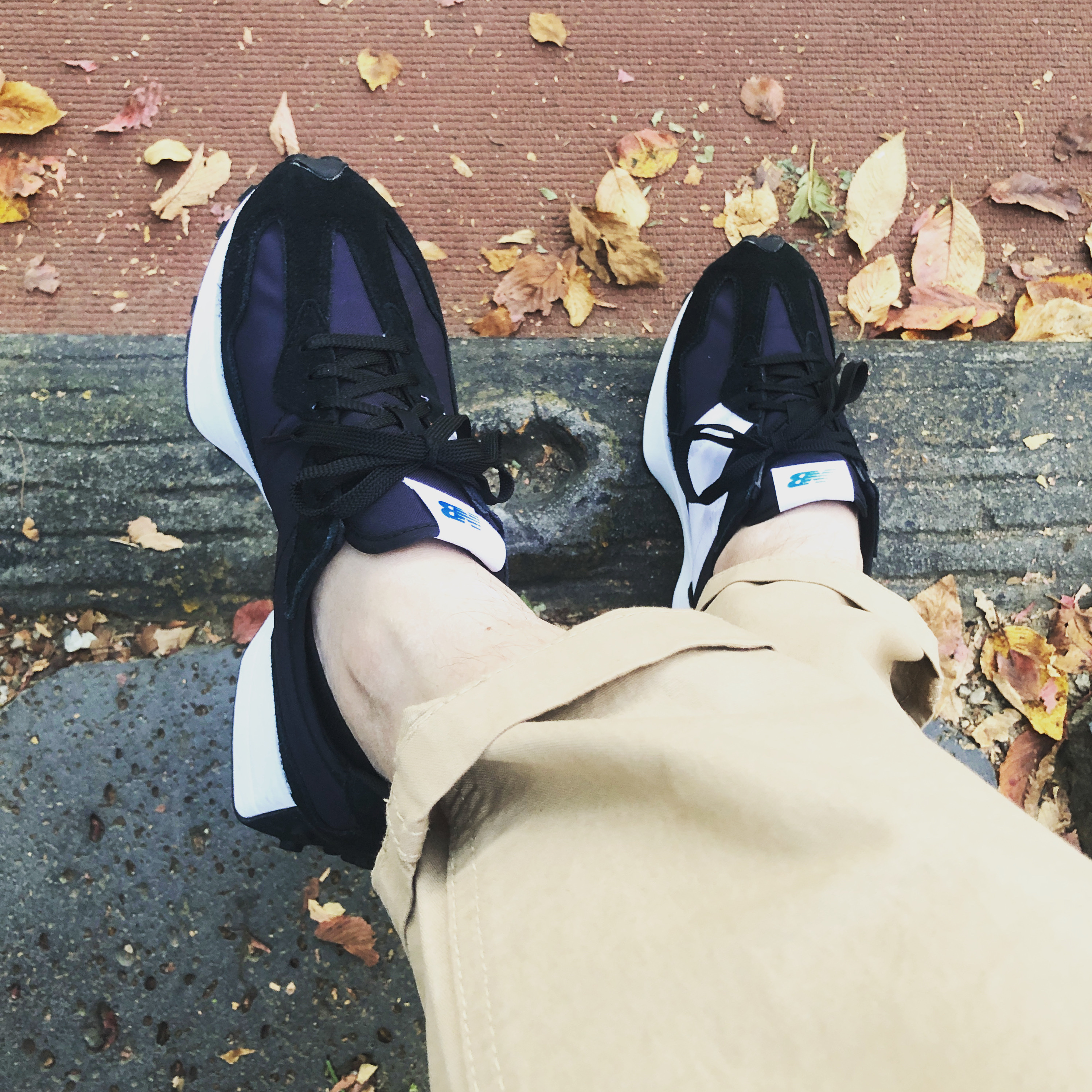 New Balance 327 Black 착용 스타일 - 2