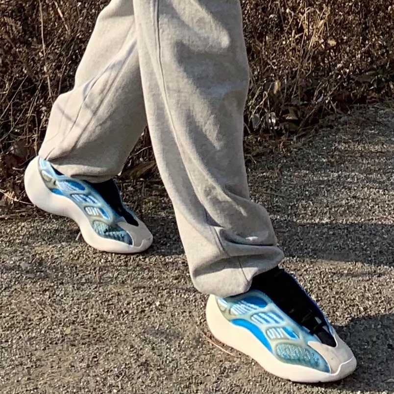Adidas Yeezy 700 V3 Arzareth 착용 스타일 - 5