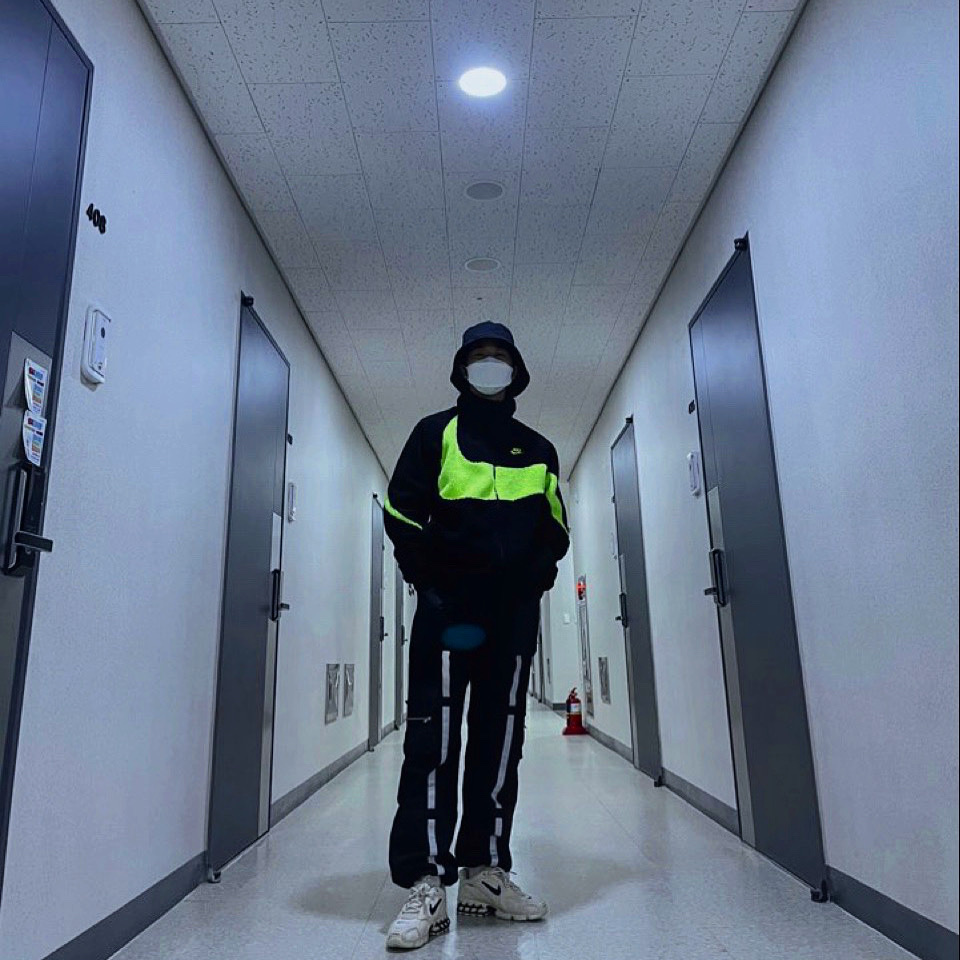 Nike x Stussy Air Zoom Spiridon Cage 2 Fossil, Nike Big Swoosh Full Zip Jacket Black Volt 착용 스타일
