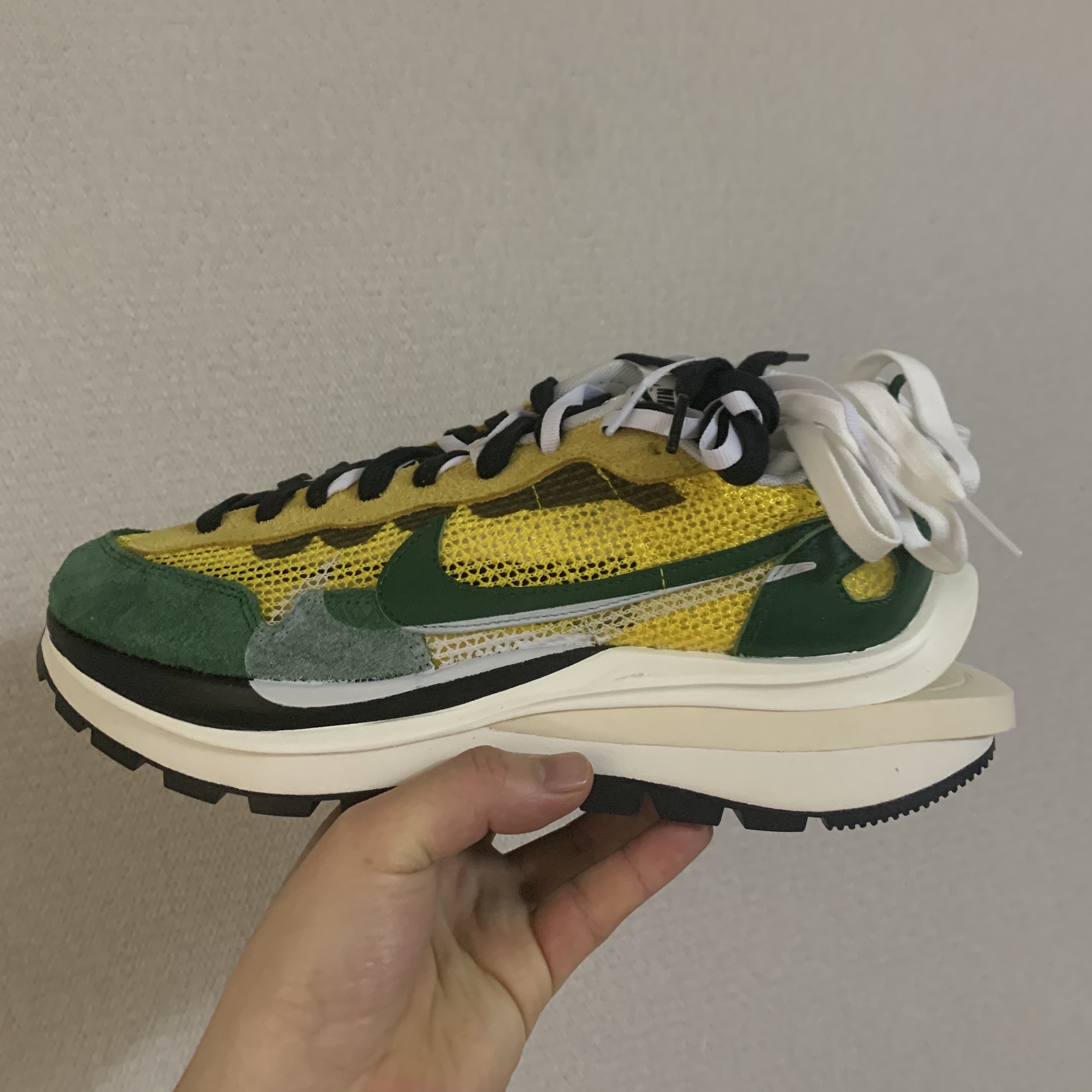 Nike x Sacai VaporWaffle Tour Yellow & Gorge Green Sail 착용 스타일