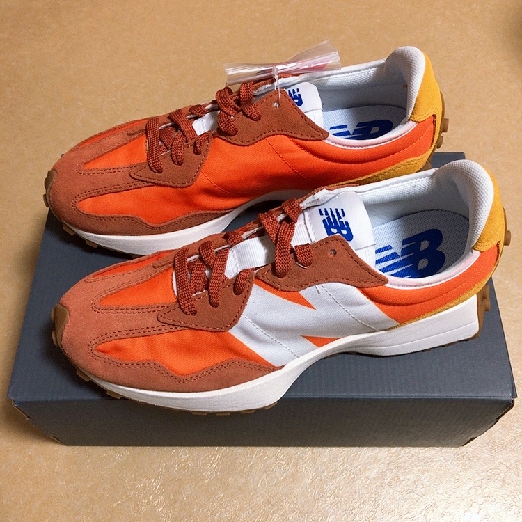 New Balance 327 Orange 착용 스타일