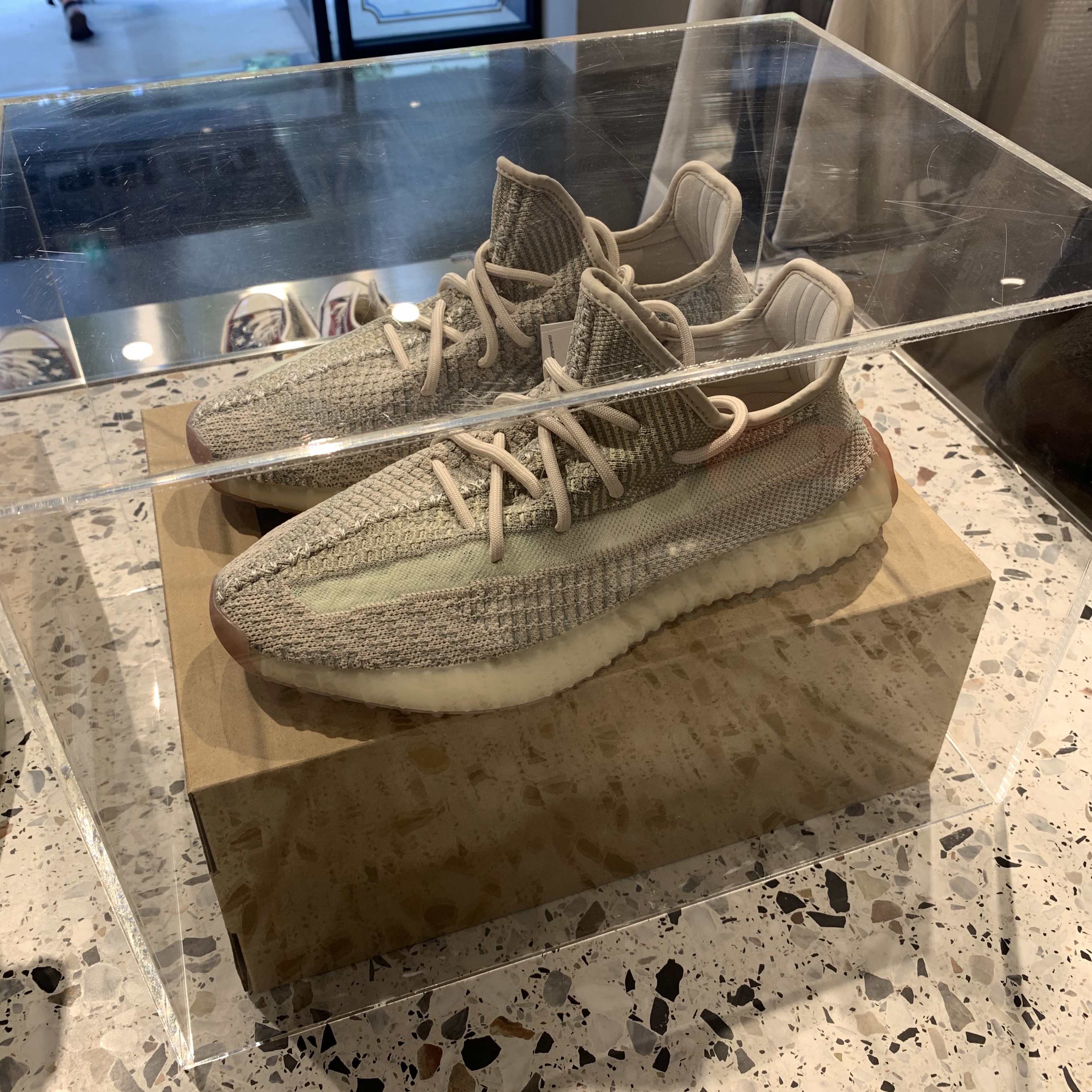 Adidas Yeezy Boost 350 V2 Citrin - Non-Reflective 착용 스타일 - 3