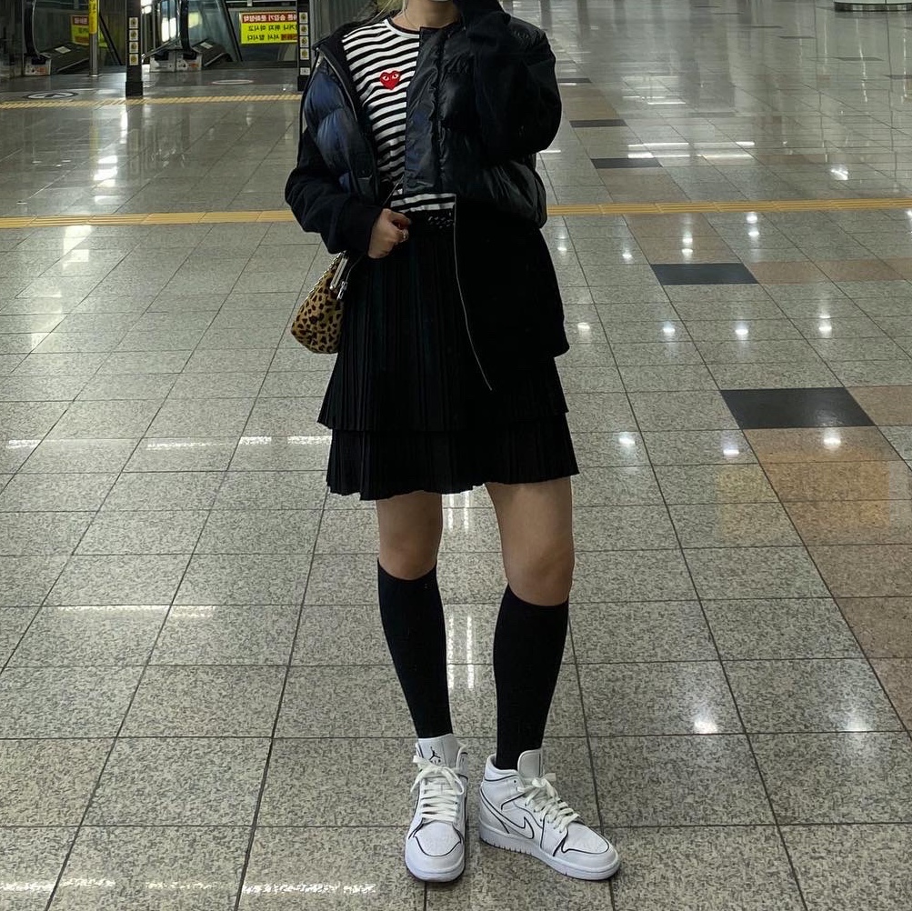 (W) Jordan 1 Mid SE Iridescent Trim 착용 스타일 - 2