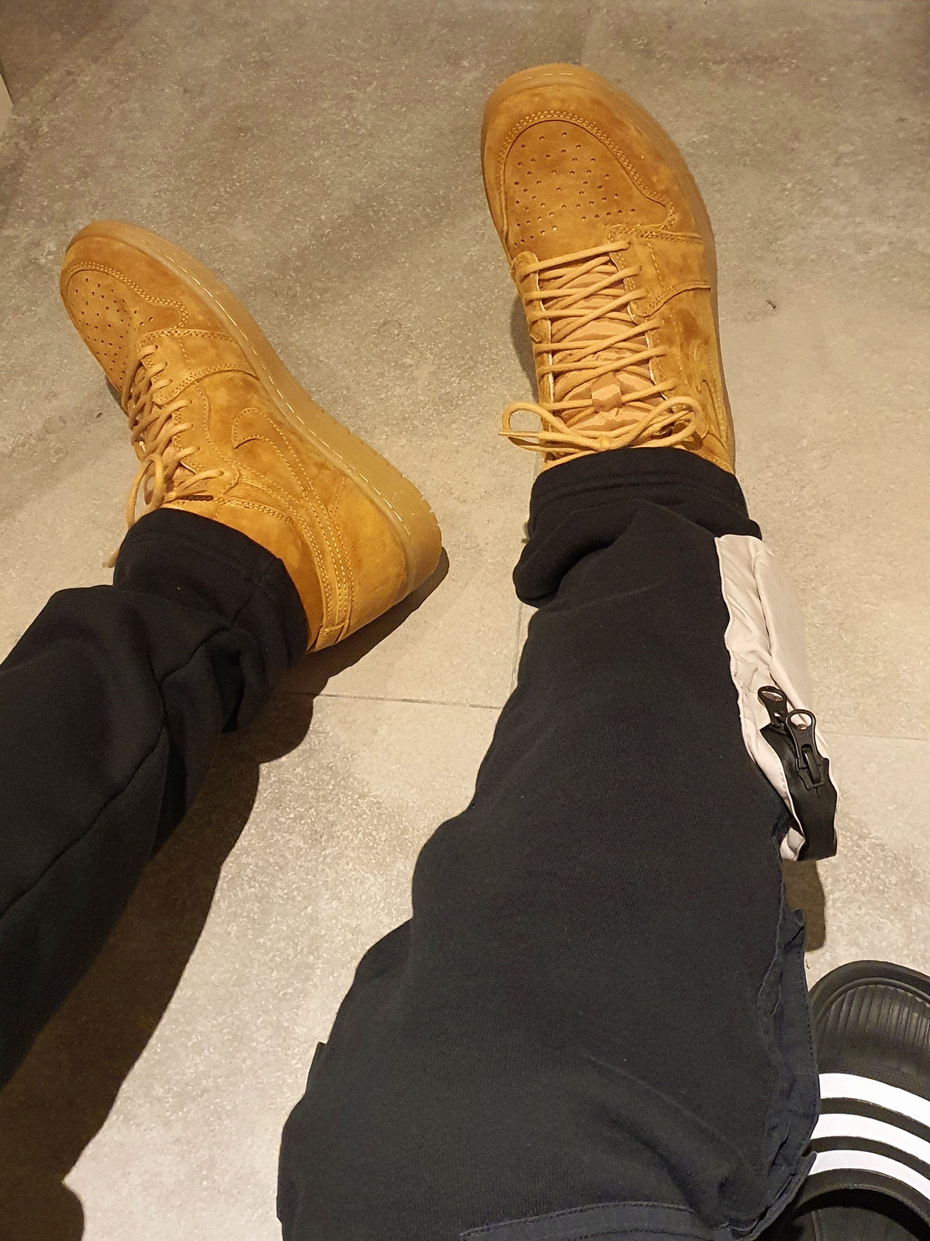 Jordan 1 Retro High Wheat, Nike x Travis Scott NRG AG Utility Sweatpants Black 착용 스타일