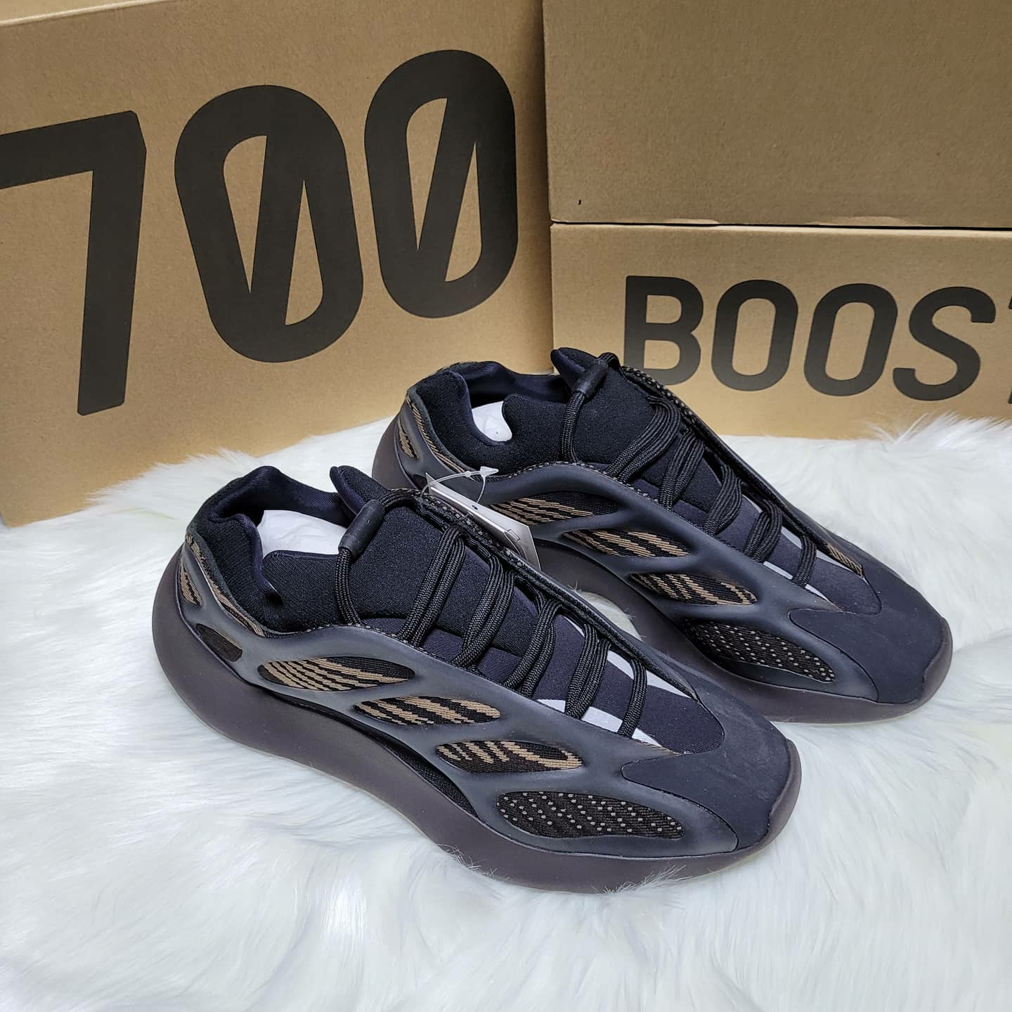 Adidas Yeezy 700 V3 Clay Brown 착용 스타일