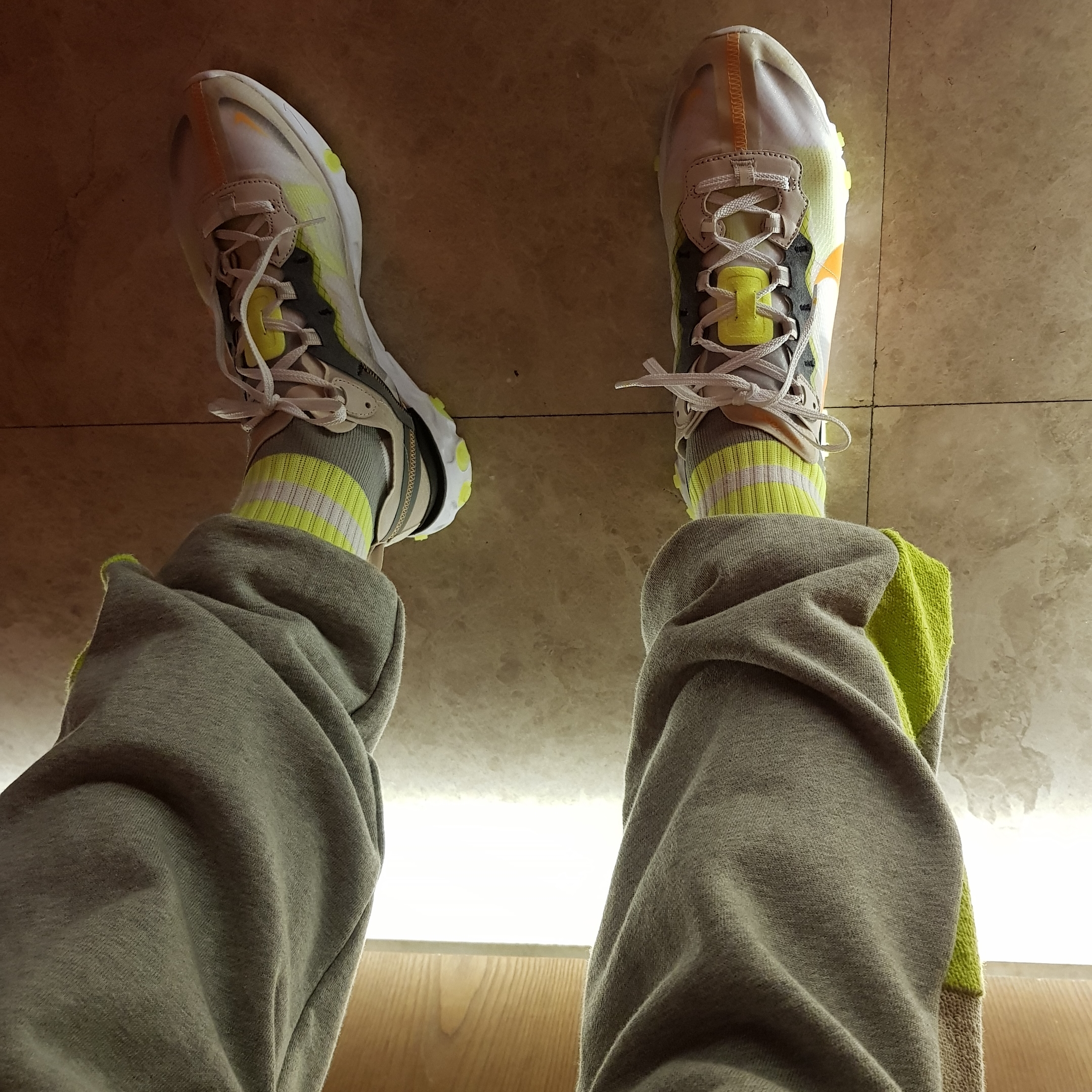 Nike React Element 87 Light Orewood Brown 착용 스타일 - 1