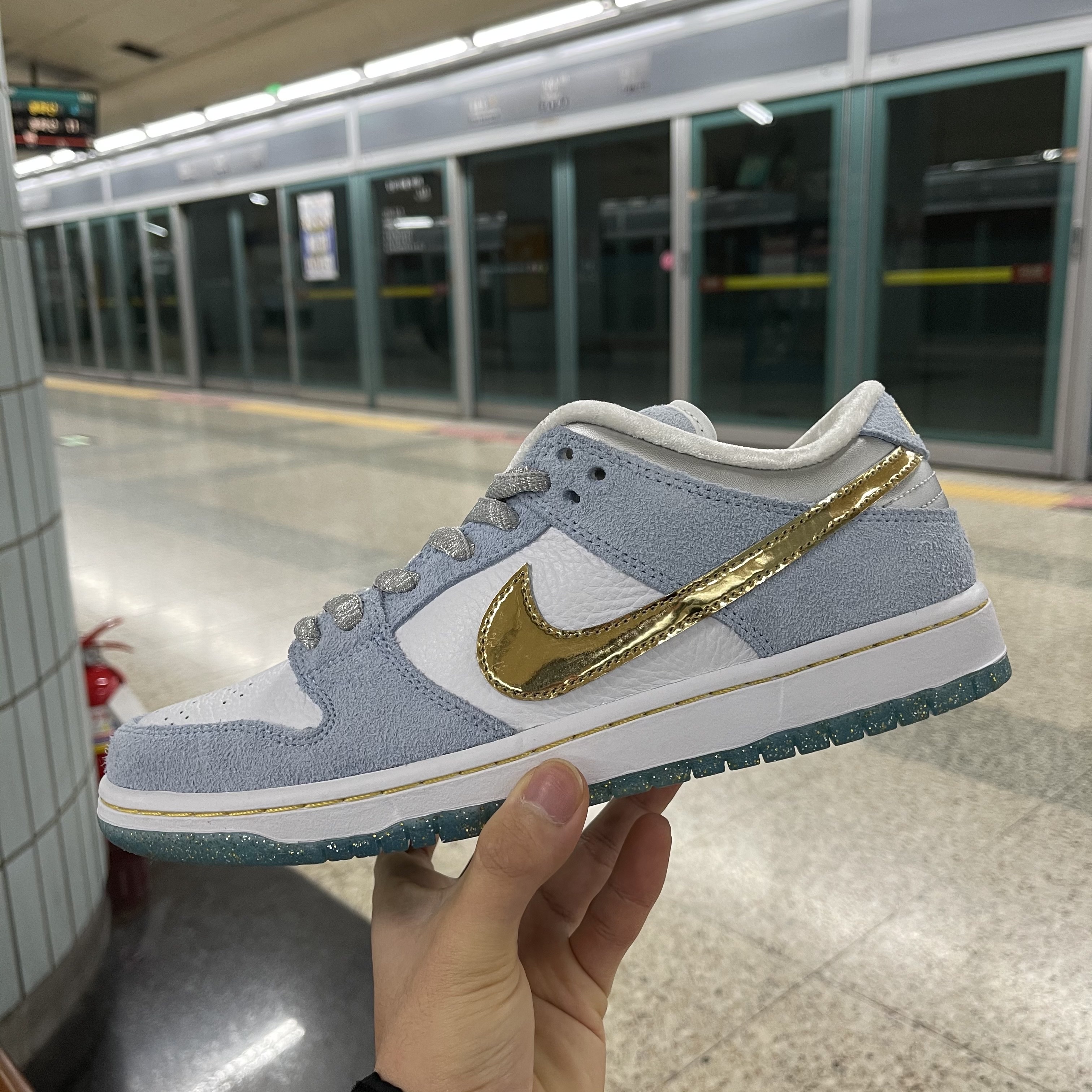 Nike x Sean Cliver SB Dunk Low Holiday Special 착용 스타일