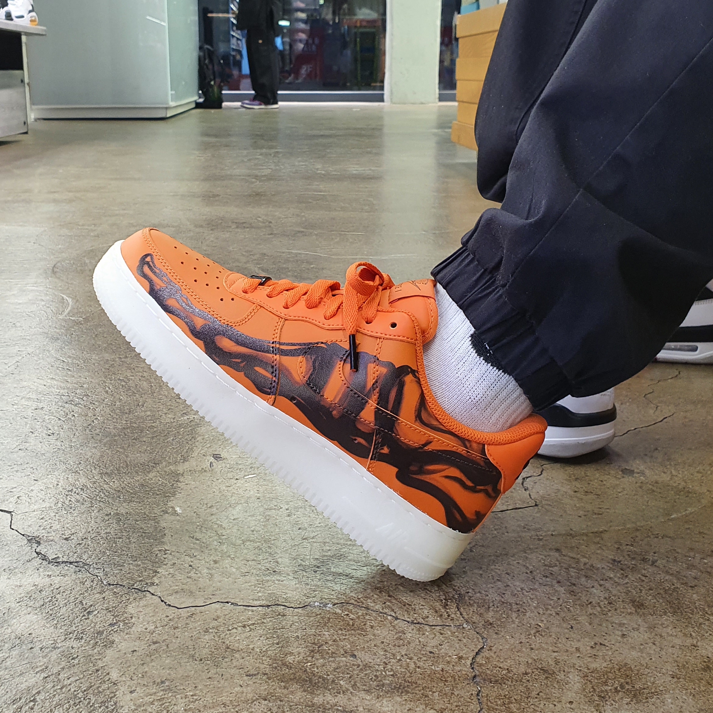 Nike Air Force 1 Low '07 Orange Skeleton 착용 스타일 - 1
