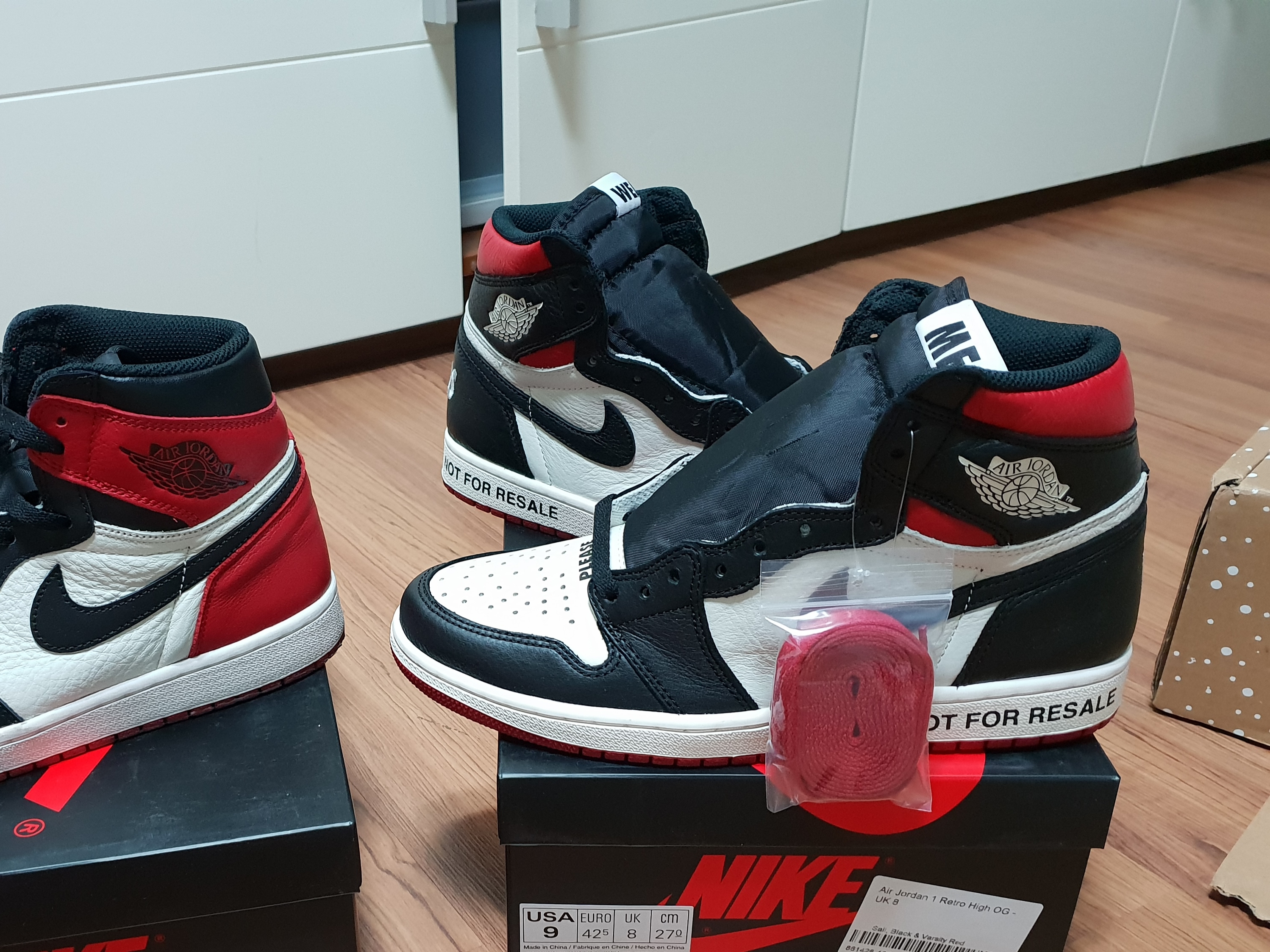 Jordan 1 Retro High OG Black Toe 2016, Jordan 1 Retro High Not for Resale Varsity Red 착용 스타일