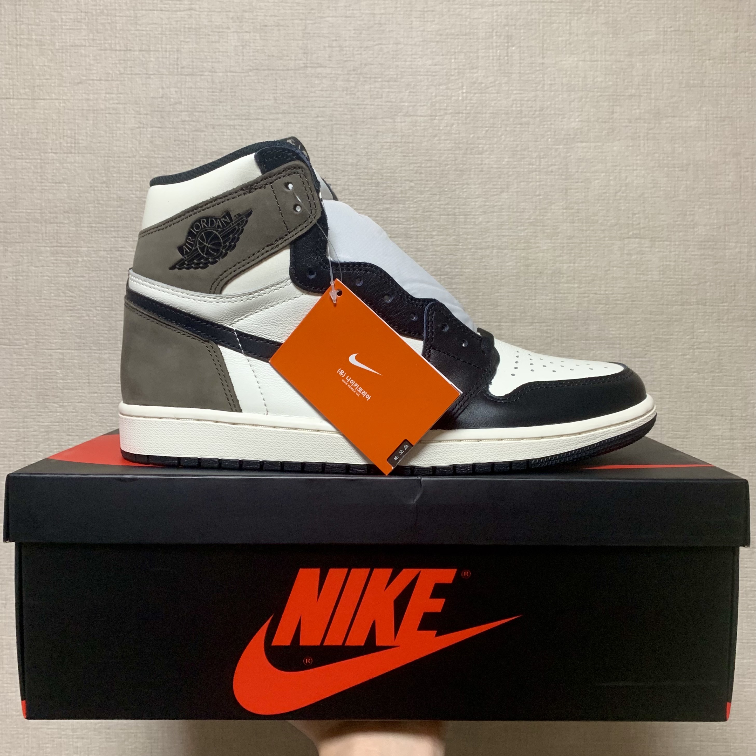 Jordan 1 Retro High OG Black Mocha 착용 스타일
