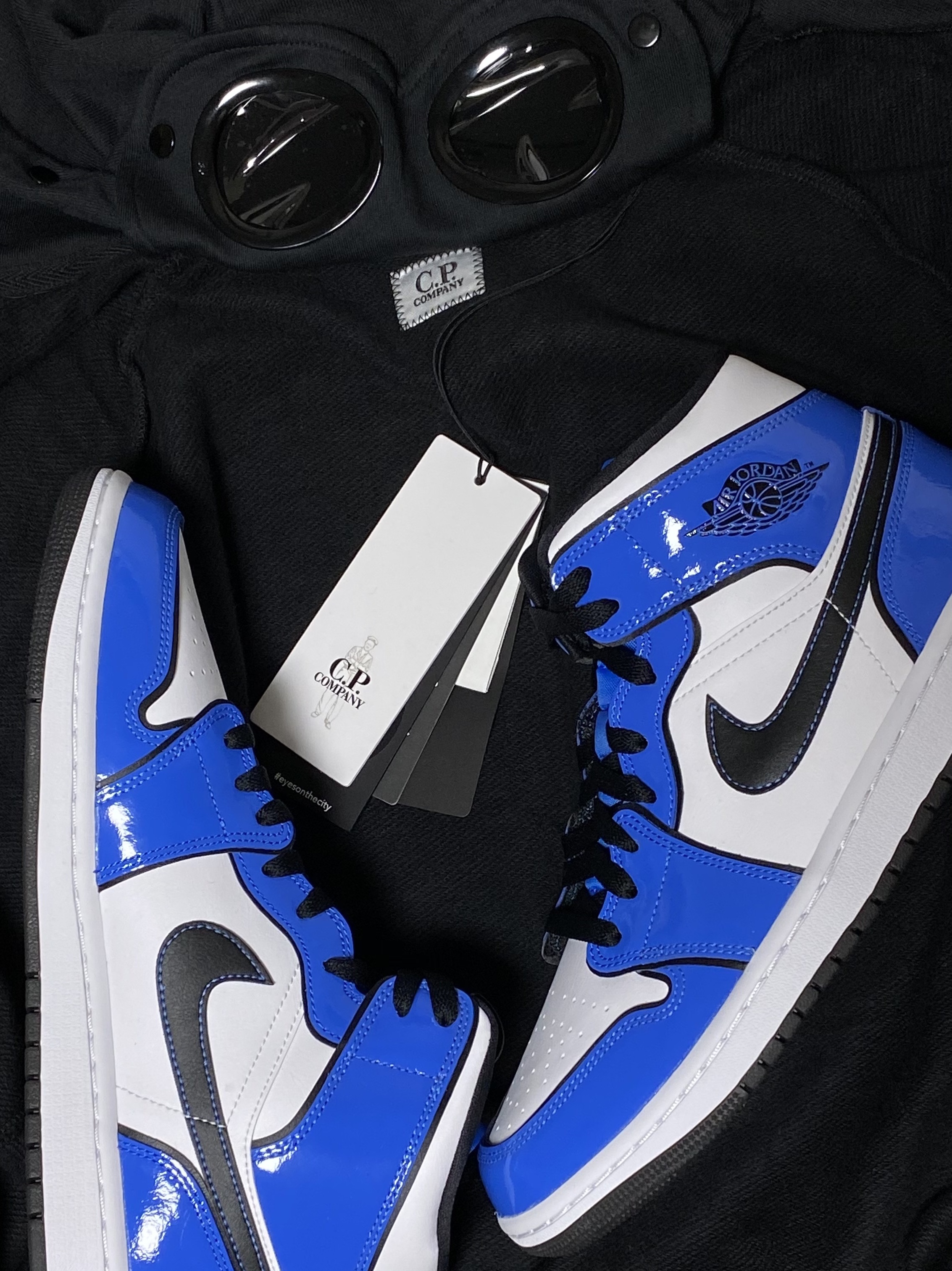 Jordan 1 Mid SE Signal Blue 착용 스타일