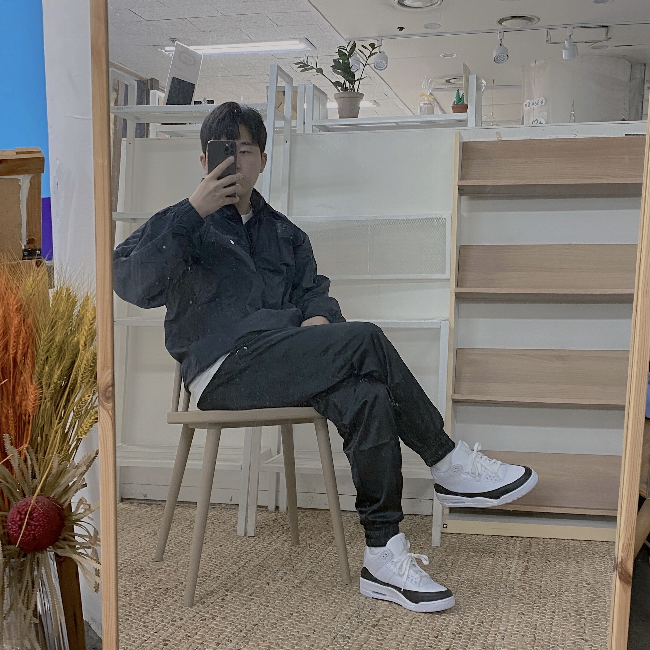 Nike x Stussy Windrunner Jacket Off Noir, Jordan 3 x Fragment Retro SP White Black 착용 스타일