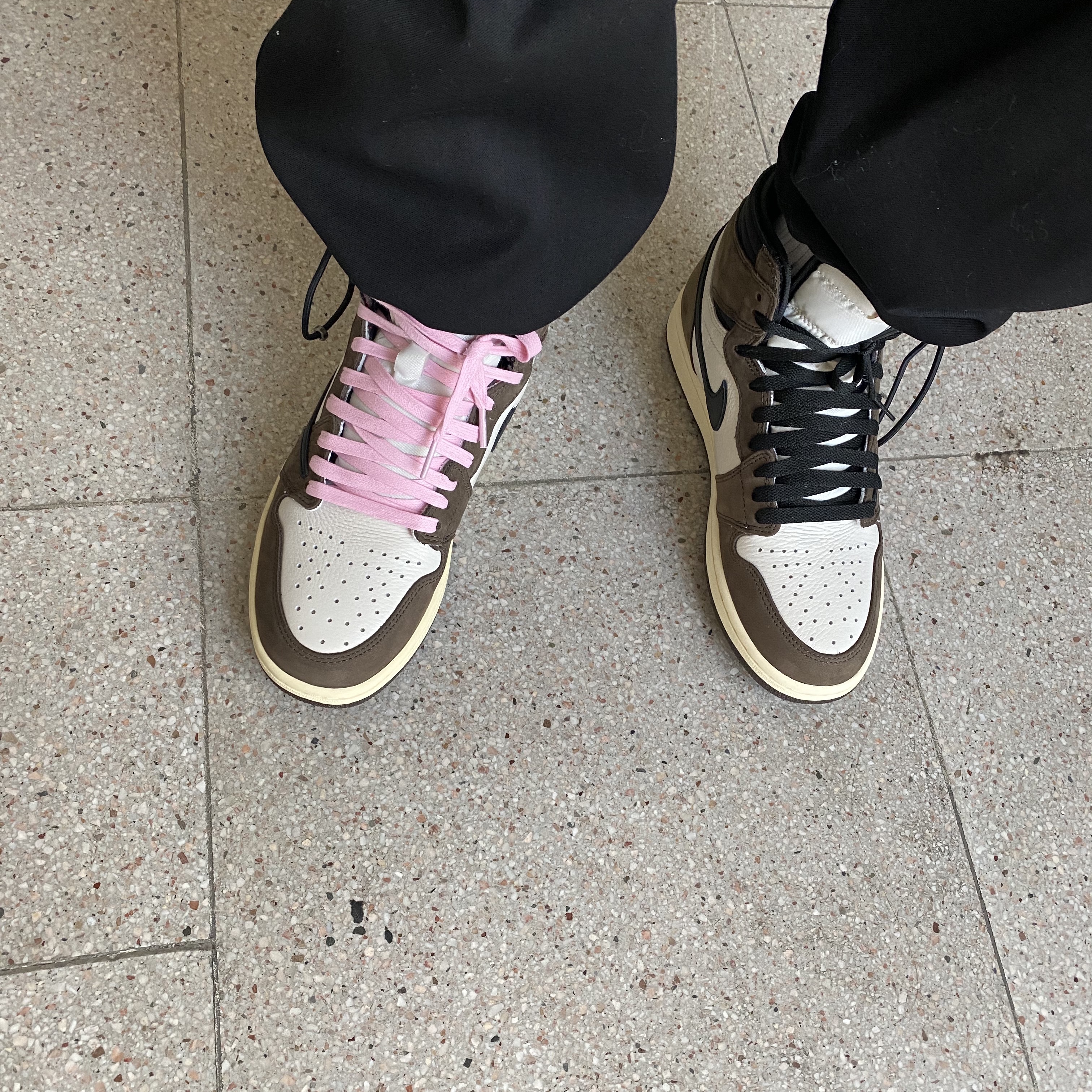 Jordan 1 x Travis Scott Retro High OG SP Mocha 착용 스타일 - 2