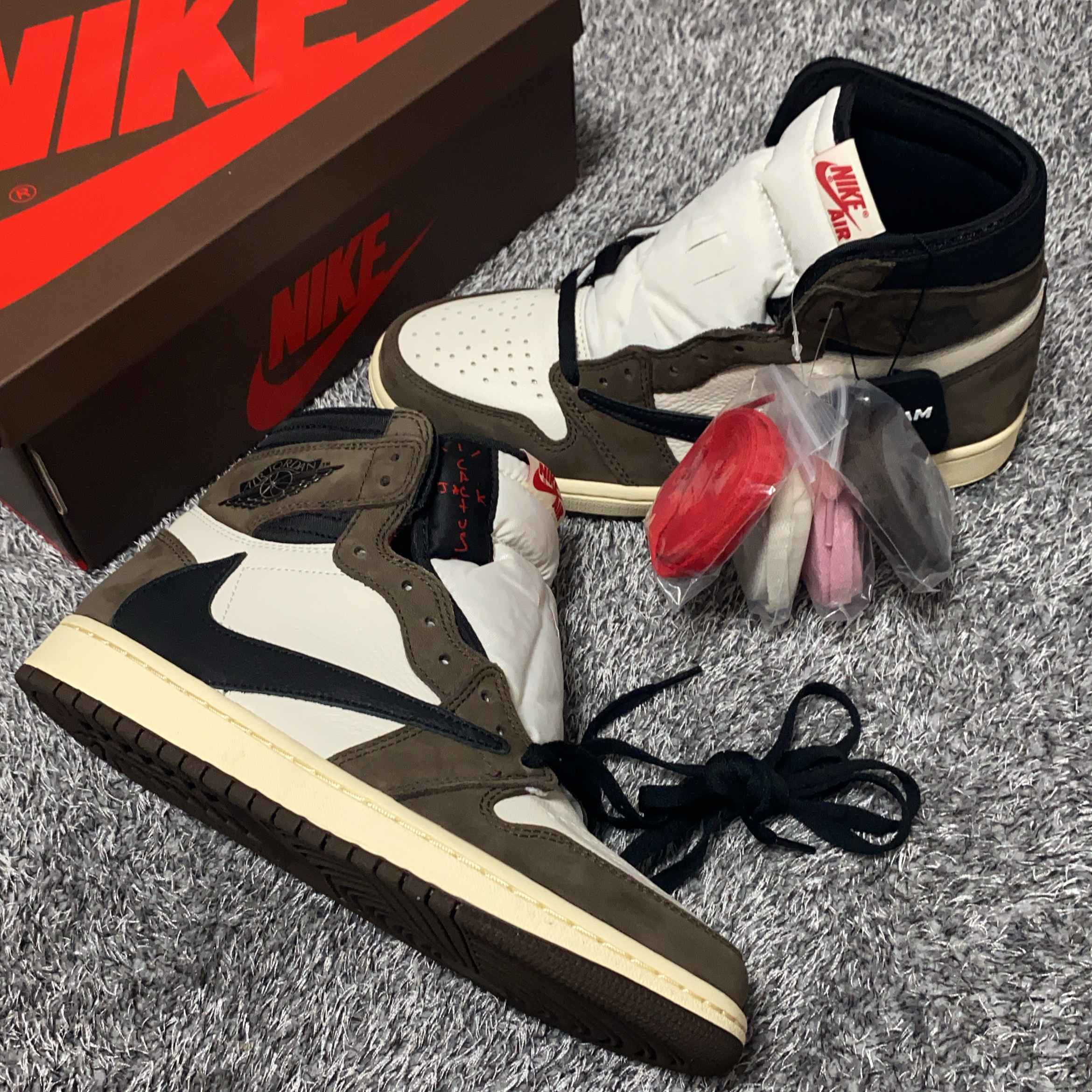 Jordan 1 x Travis Scott Retro High OG SP Mocha 착용 스타일