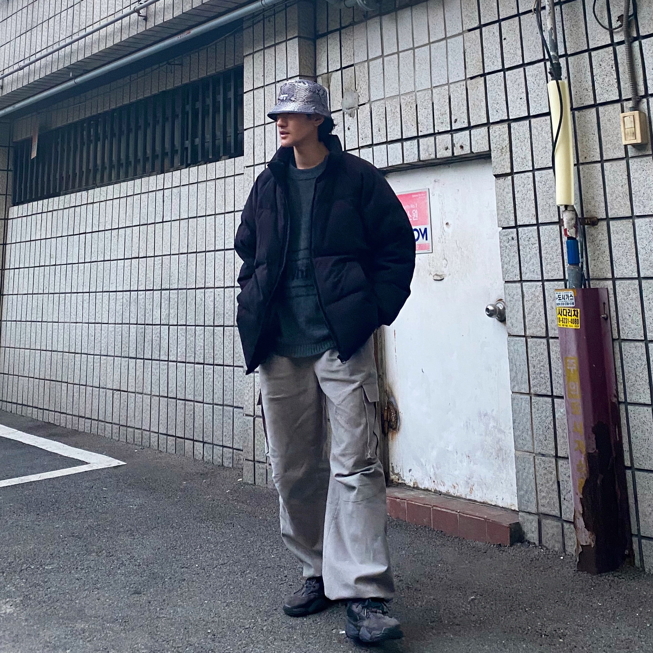 Adidas Yeezy 500 Utility Black 2018/2020, Supreme x The North Face Snakeskin Packable Reversible Crusher Black - 18SS 착용 스타일