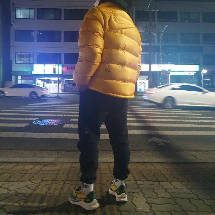 Nike x Sacai VaporWaffle Tour Yellow & Gorge Green Sail, Nike x Drake Nocta Puffer Jacket University Gold - Asia 착용 스타일