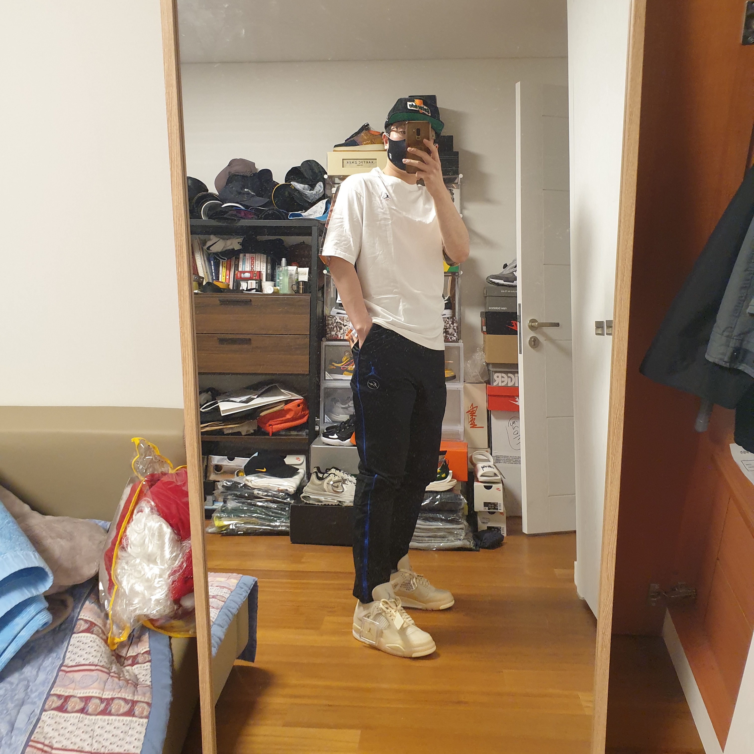 (W) Jordan 4 x Off-White Retro SP Sail, Jordan x Fragment Woven Pants Black - US/EU 착용 스타일 - 1