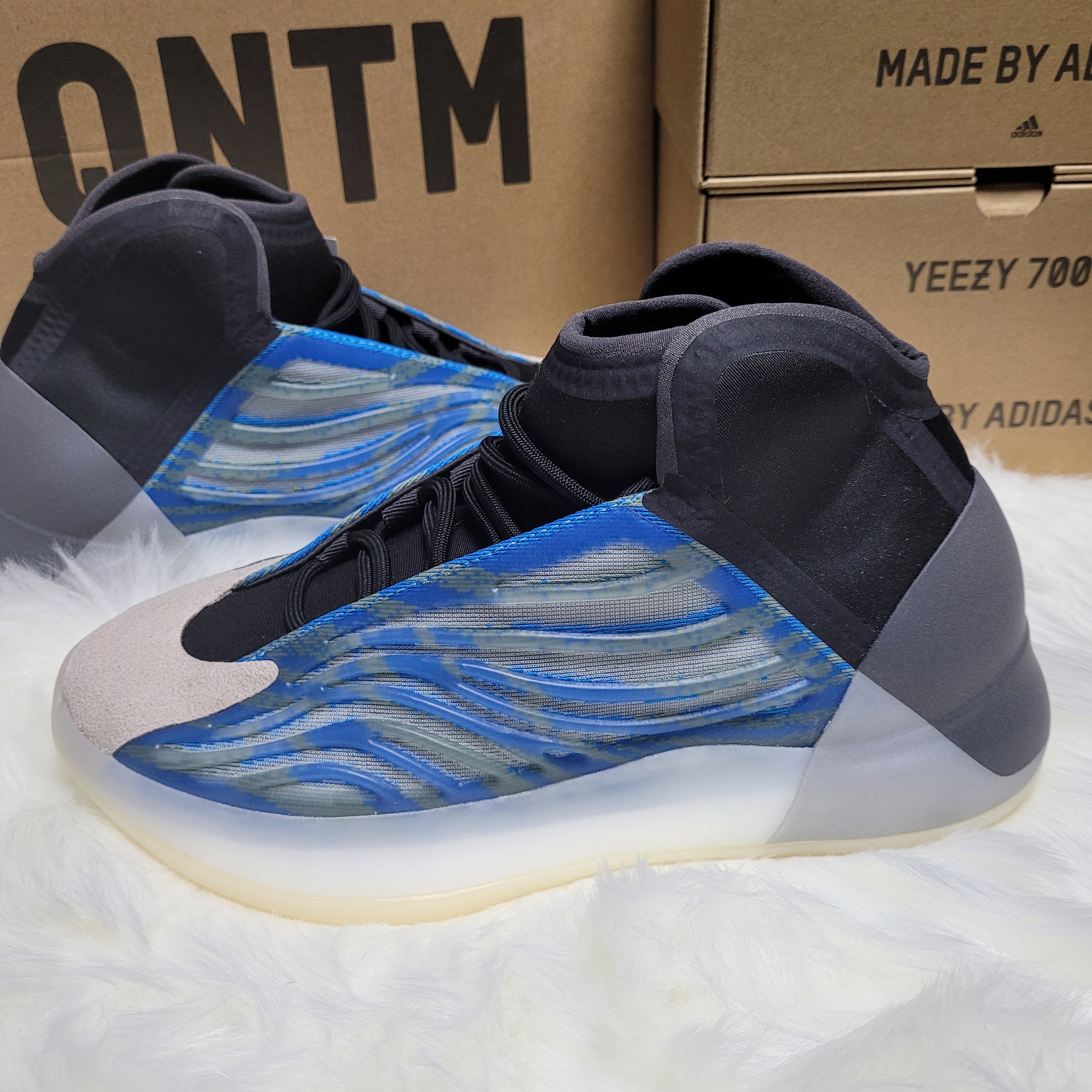Adidas Yeezy QNTM Frozen Blue 착용 스타일