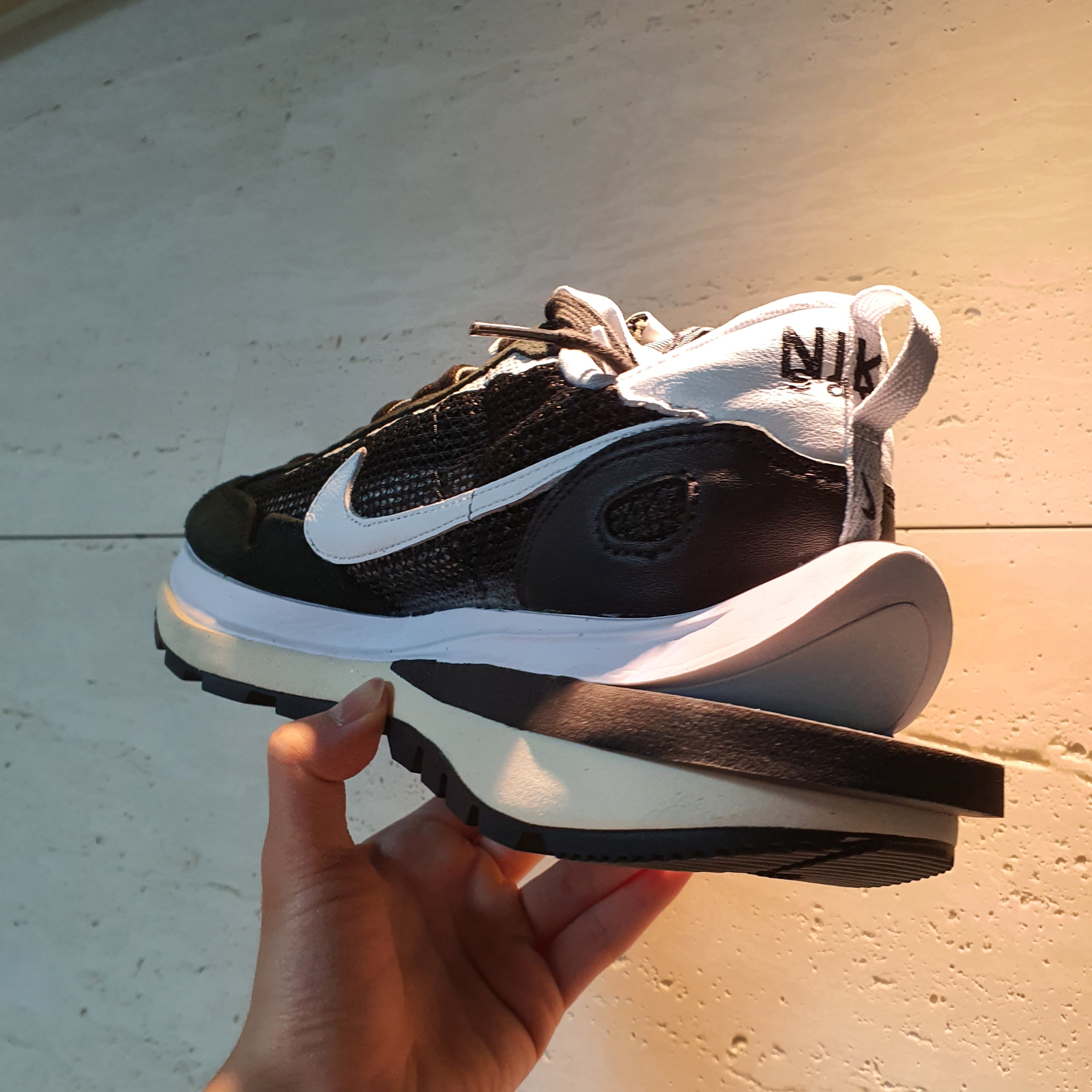 Nike x Sacai VaporWaffle Black White 착용 스타일 - 4