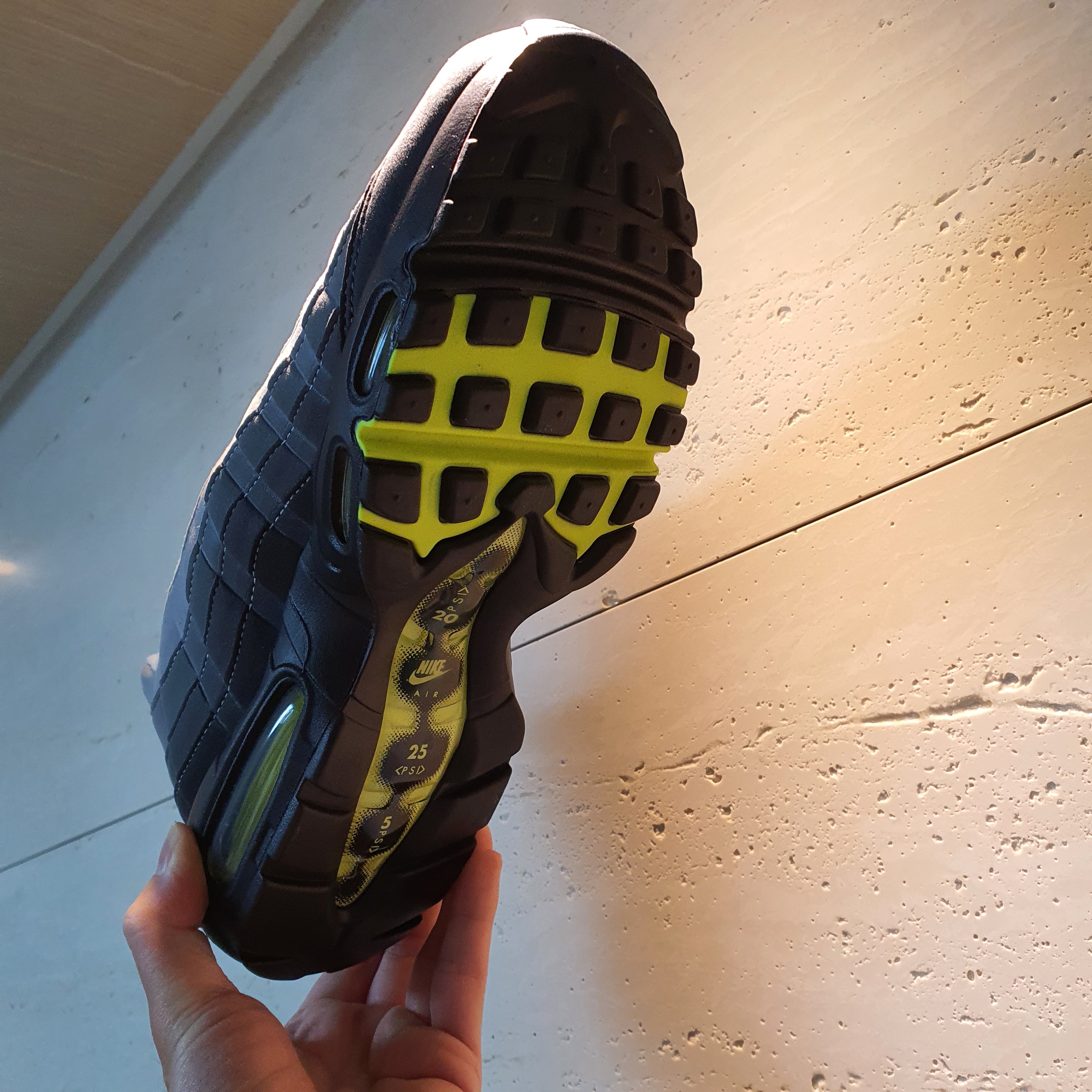 Nike Air Max 95 OG Neon Yellow 2020 착용 스타일 - 5