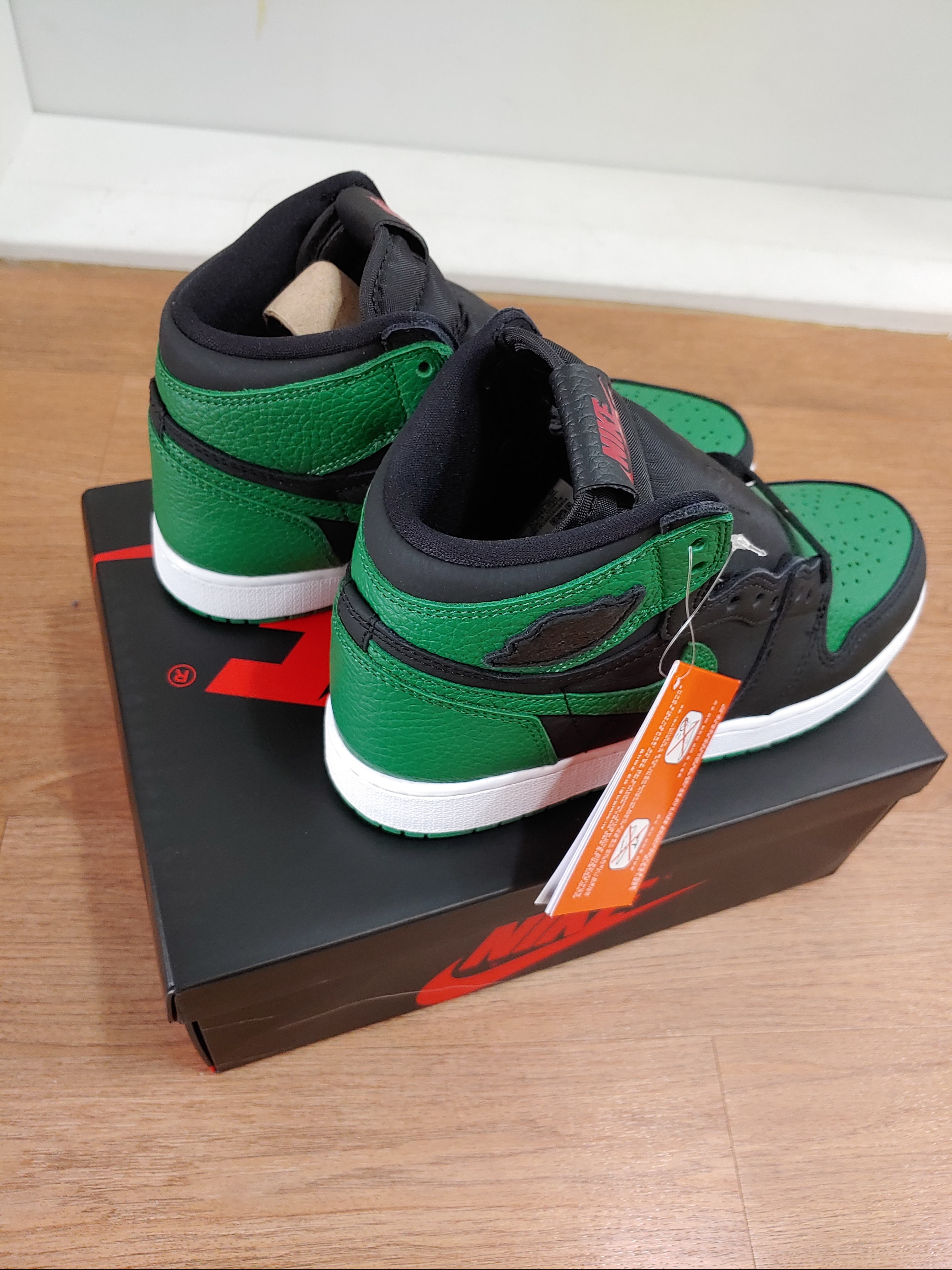 Jordan 1 Retro High OG Pine Green Black 착용 스타일 - 1