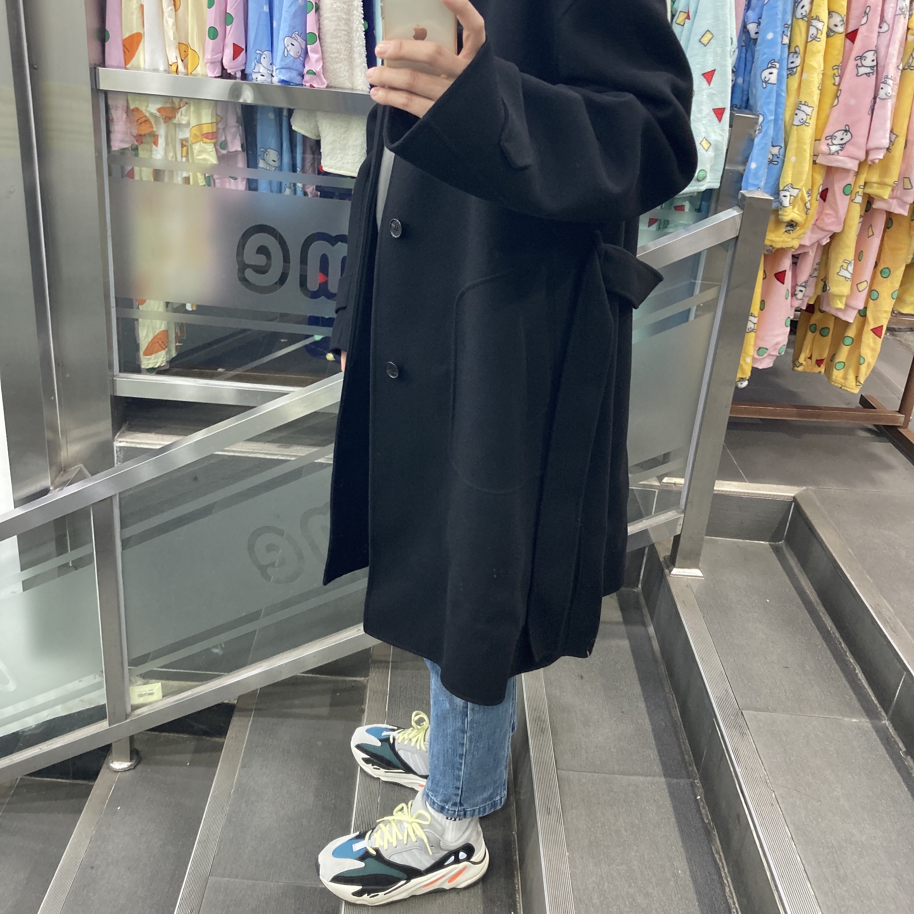Adidas Yeezy Boost 700 Wave Runner Solid Grey 2017/2019 착용 스타일 - 2