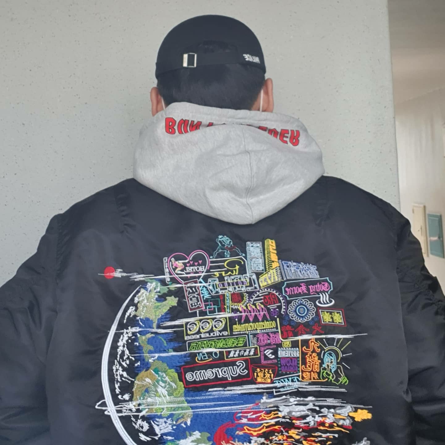 Supreme Globe MA-1 Black - 20FW 착용 스타일 - 2
