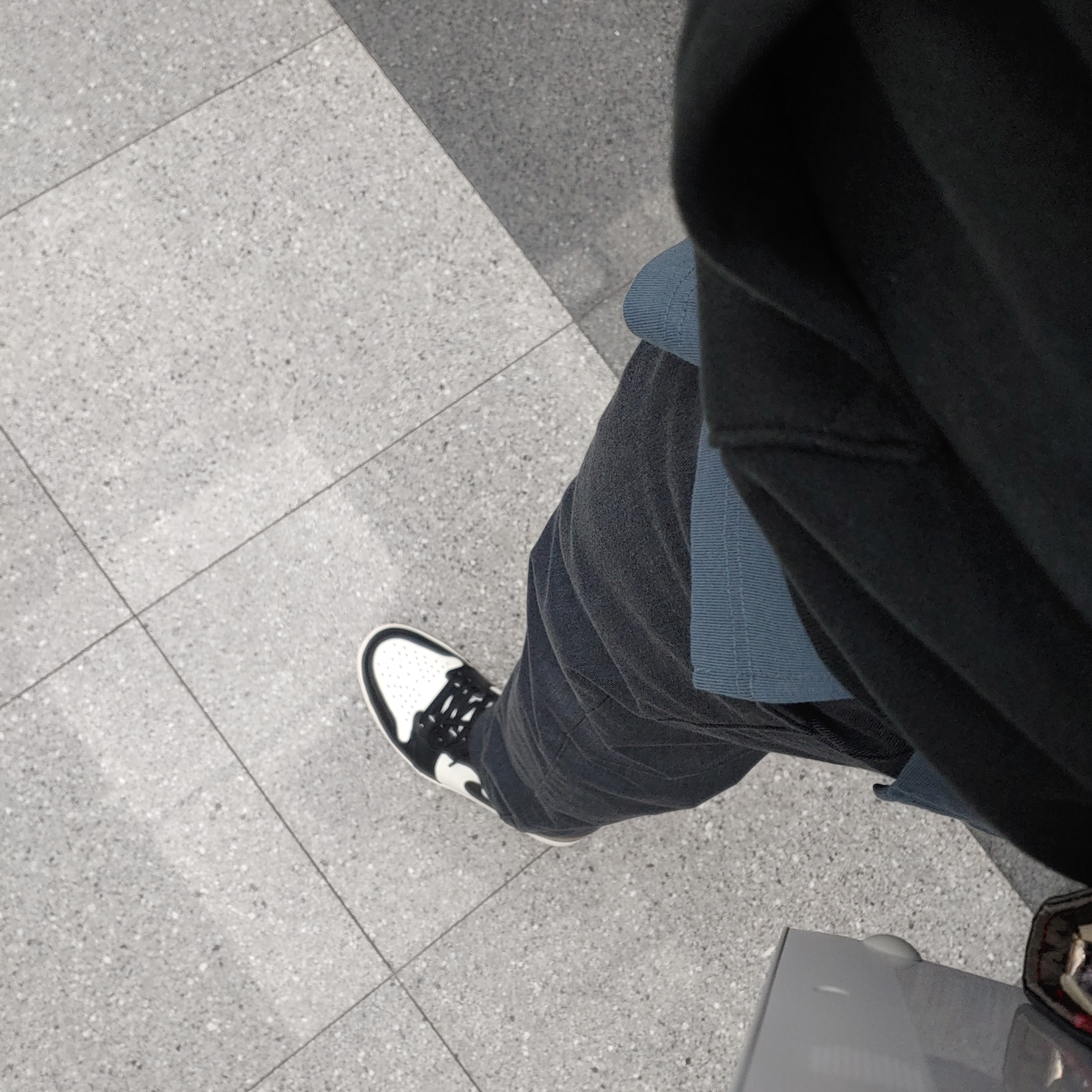 Jordan 1 Retro High OG Black Mocha, Essentials 3D Silicon Applique Pullover Hoodie Dark Slate/Black 2020 착용 스타일