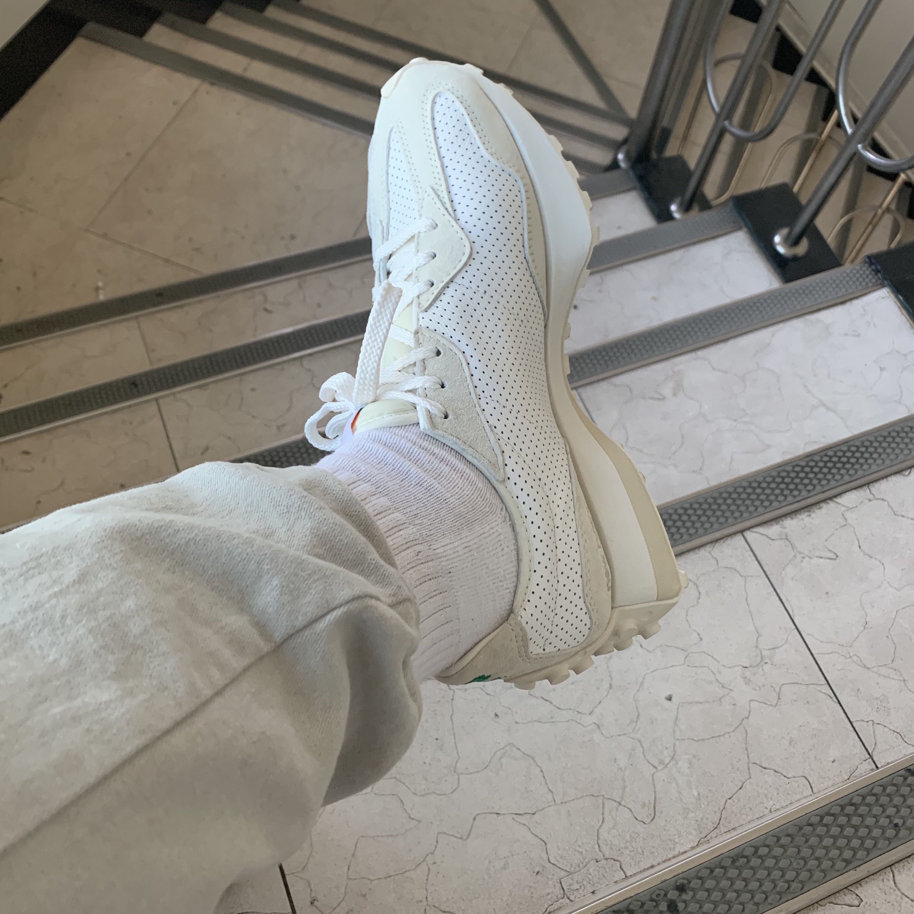 New Balance x Casablanca 327 Idealist Off White Green 착용 스타일 - 4