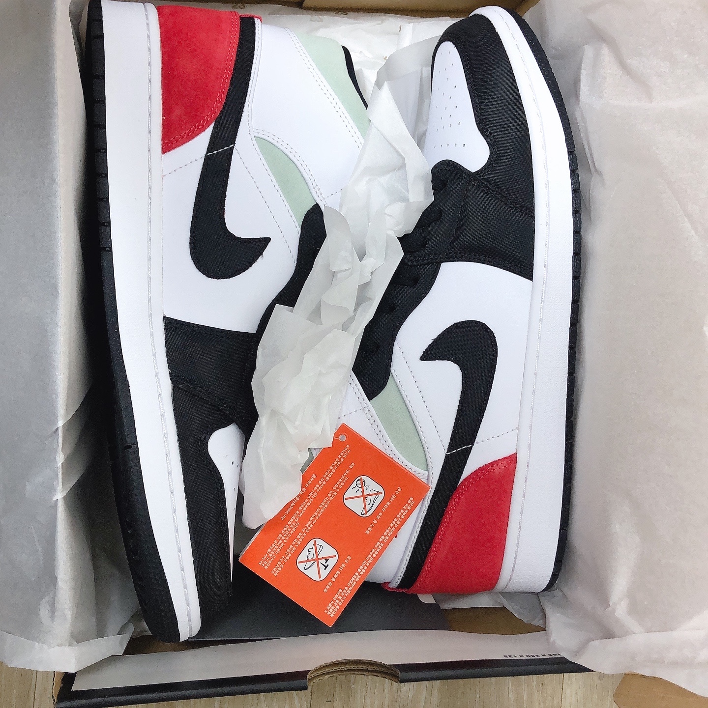 Jordan 1 Mid SE Track Red 착용 스타일 - 2