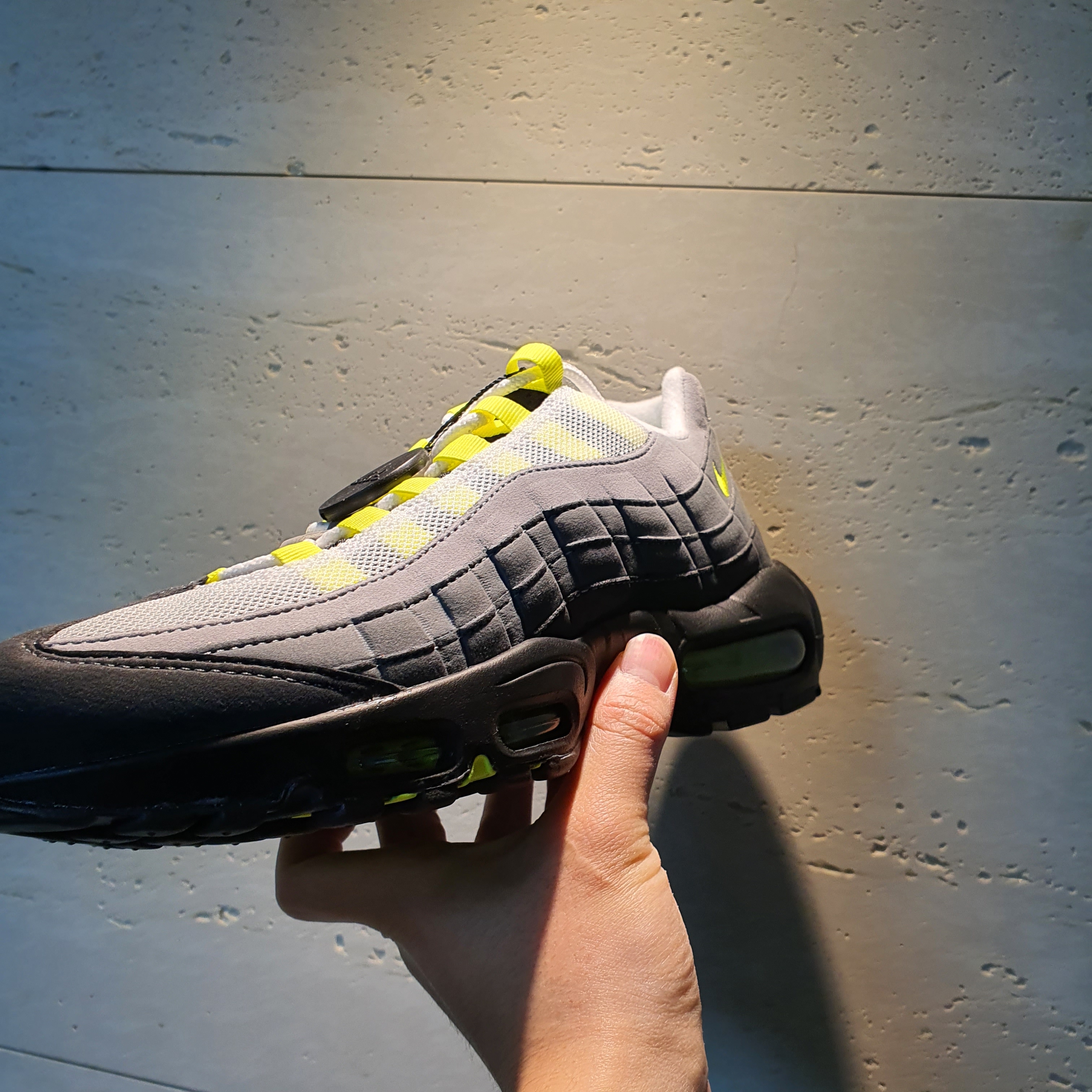 Nike Air Max 95 OG Neon Yellow 2020 착용 스타일 - 3