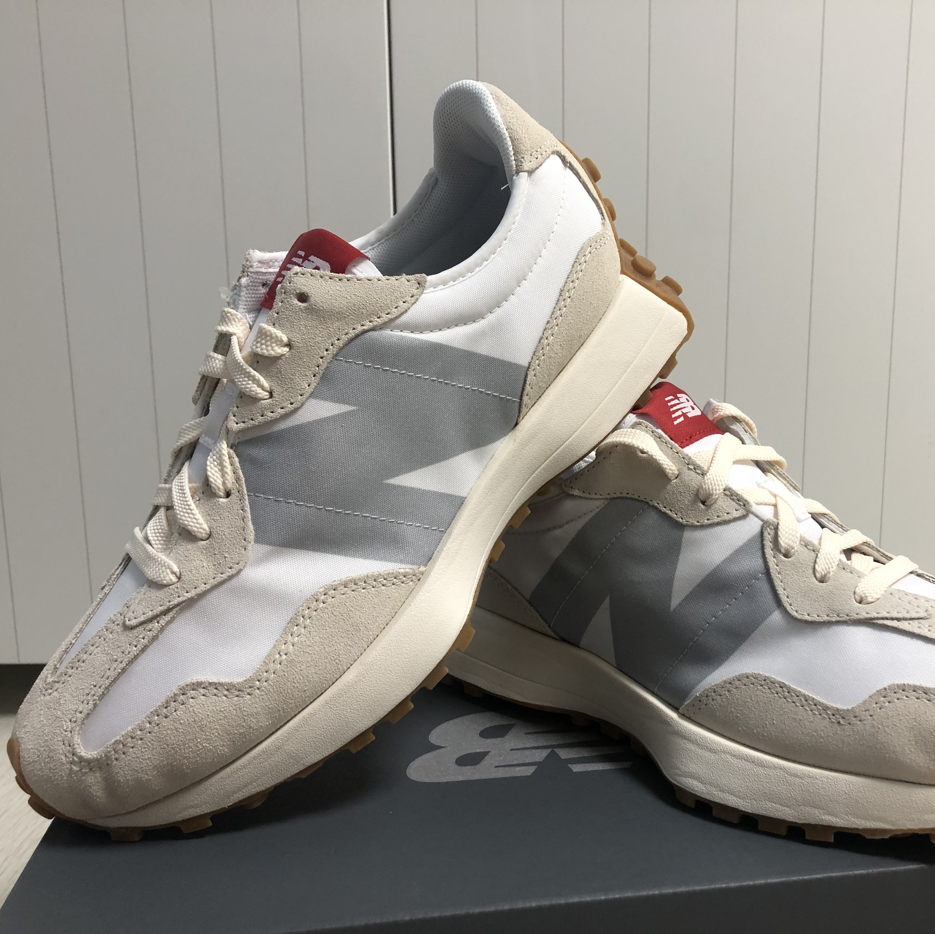 New Balance 327 White Silver Gum 착용 스타일