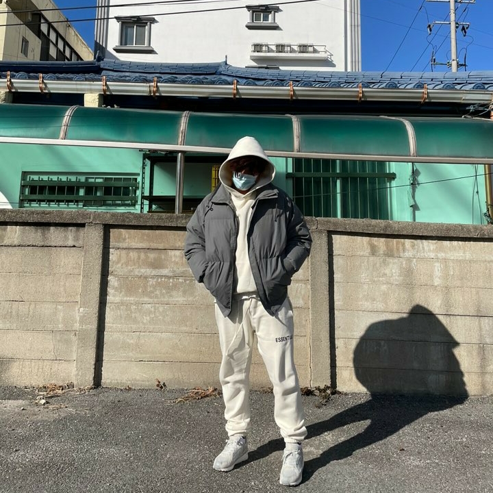 Nike x Fear of God Air Skylon 2 Light Bone, Essentials Puffer Jacket Silver Reflective - 20SS 착용 스타일 - 1