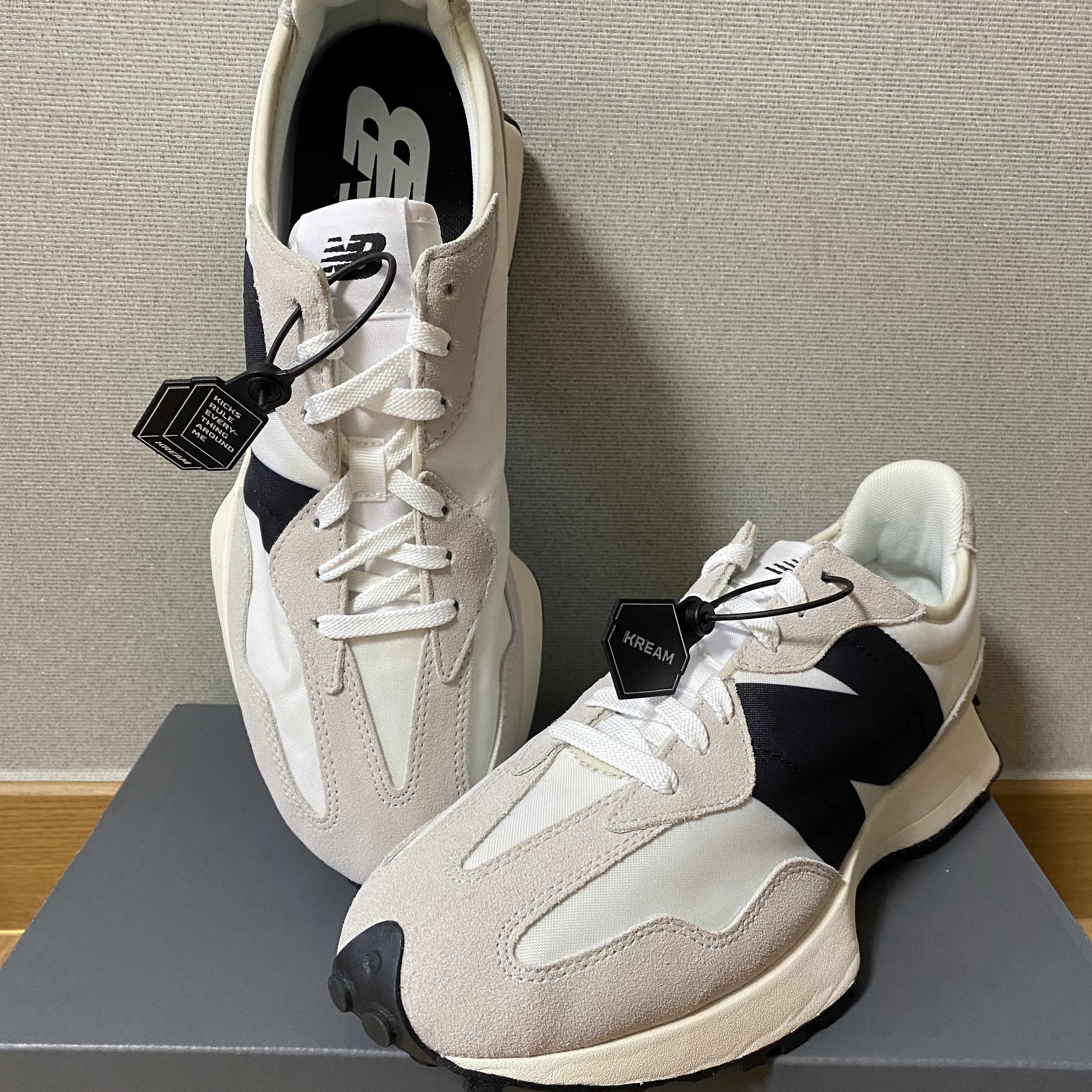 New Balance 327 White Black 착용 스타일