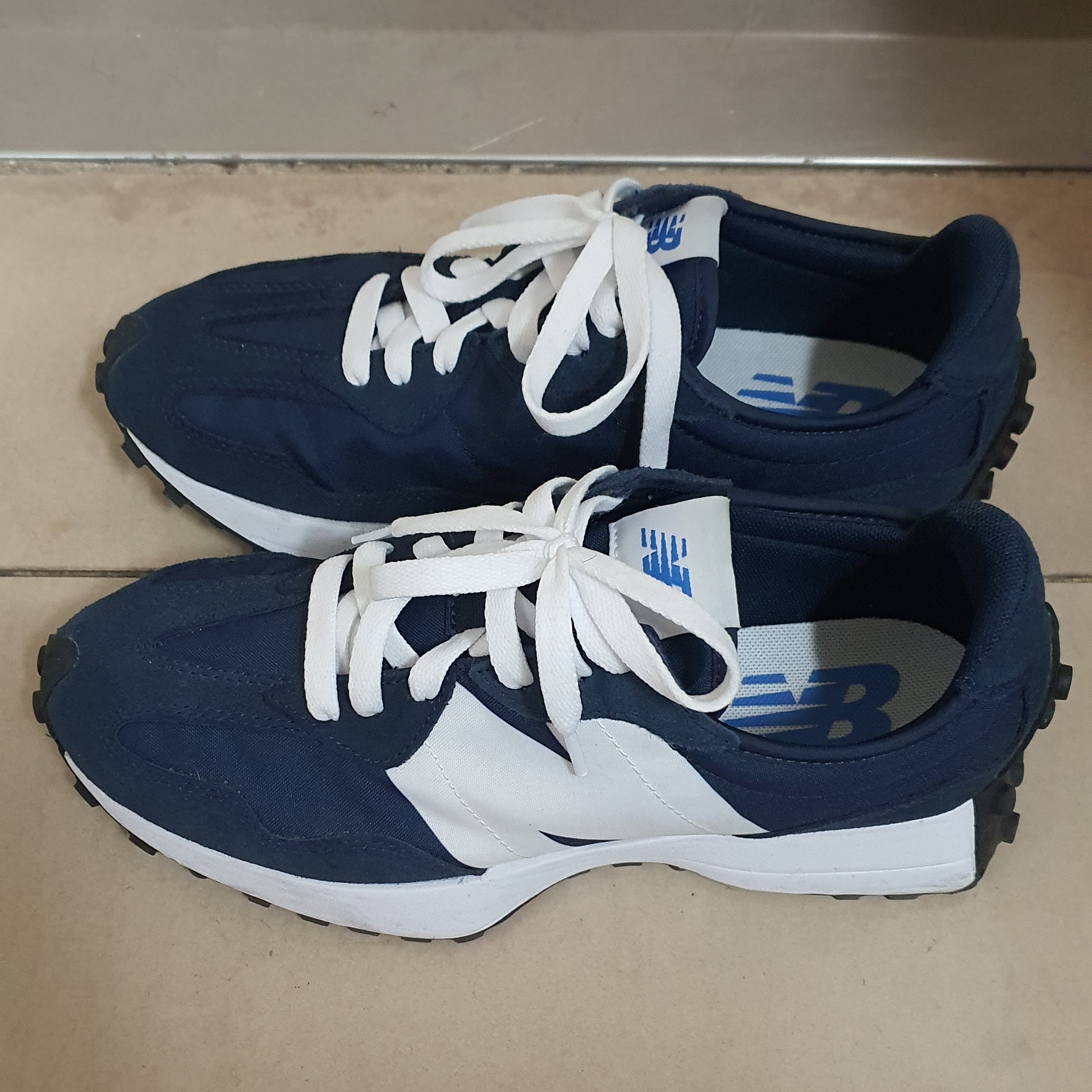 New Balance 327 Navy 착용 스타일