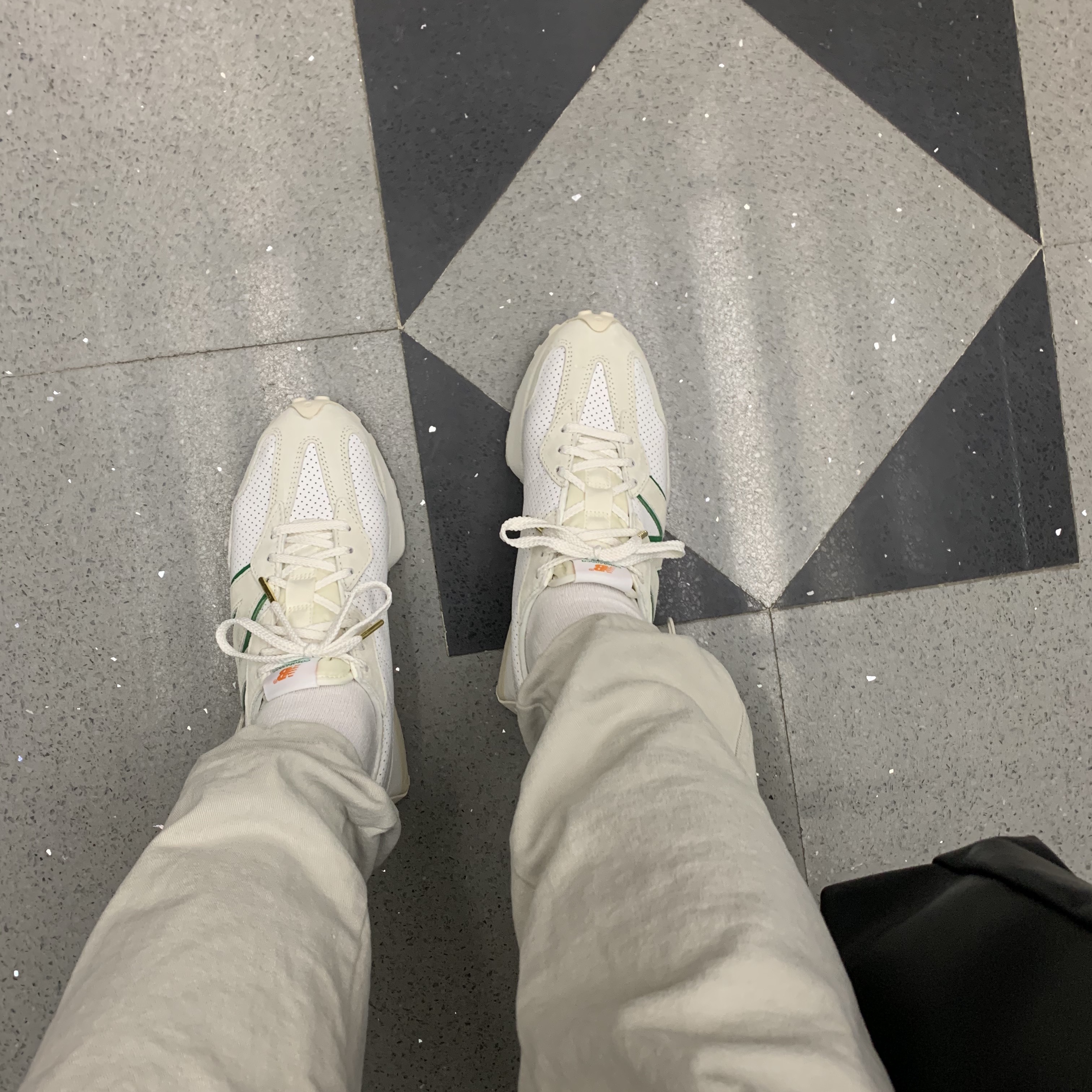 New Balance x Casablanca 327 Idealist Off White Green 착용 스타일 - 3