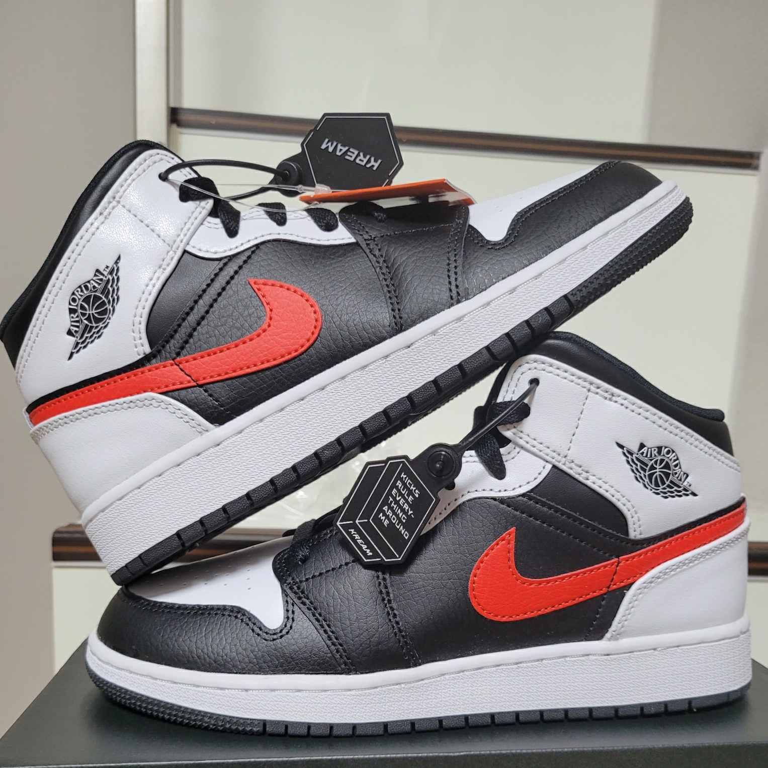 (GS) Jordan 1 Mid Black Chile Red, Jordan 1 Mid SE Track Red 착용 스타일 - 1