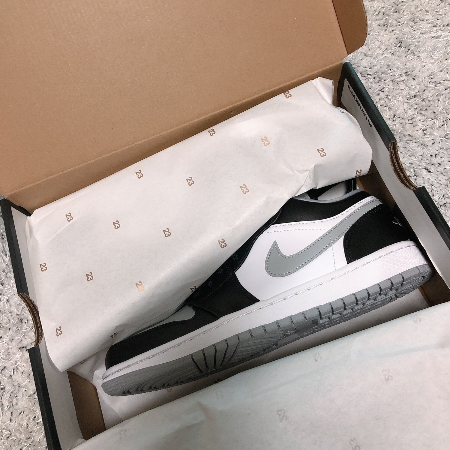 Jordan 1 Low Black Light Smoke Grey, (GS) Jordan 1 Low Black Light Smoke Grey 착용 스타일 - 2