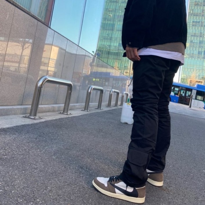 Jordan 1 x Travis Scott Retro High OG SP Mocha, Supreme x Stone Island Corduroy Jacket Black - 20FW 착용 스타일 - 2