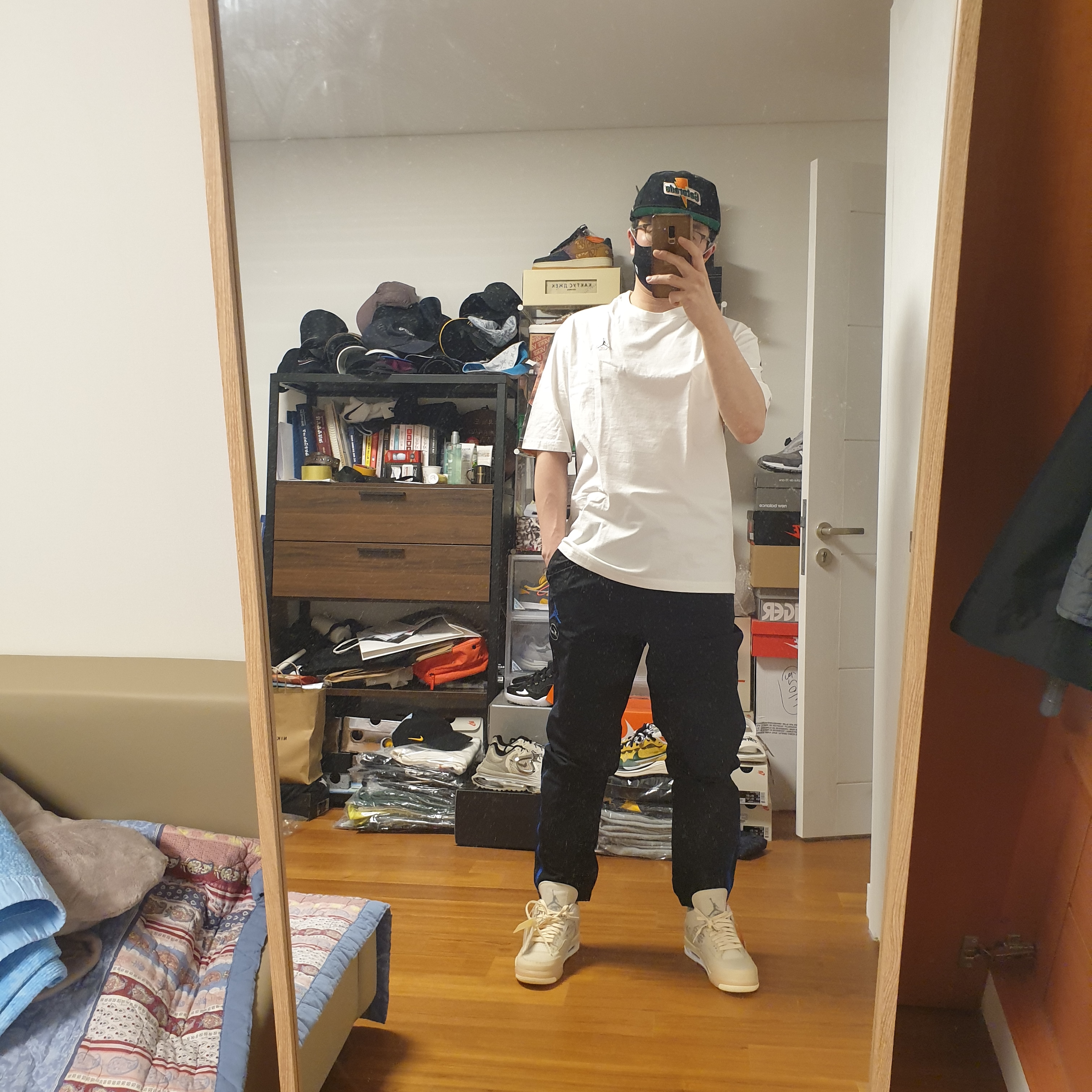 (W) Jordan 4 x Off-White Retro SP Sail, Jordan x Fragment Woven Pants Black - US/EU 착용 스타일 - 2