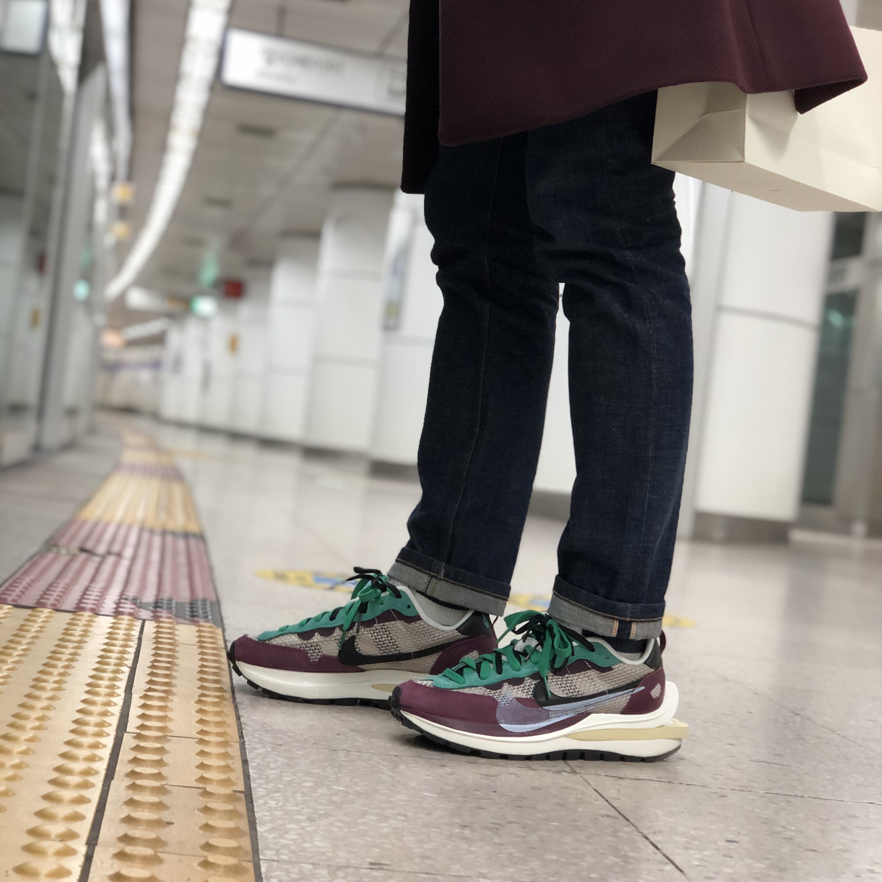 Nike x Sacai VaporWaffle String & Black Villain Red 착용 스타일 - 2