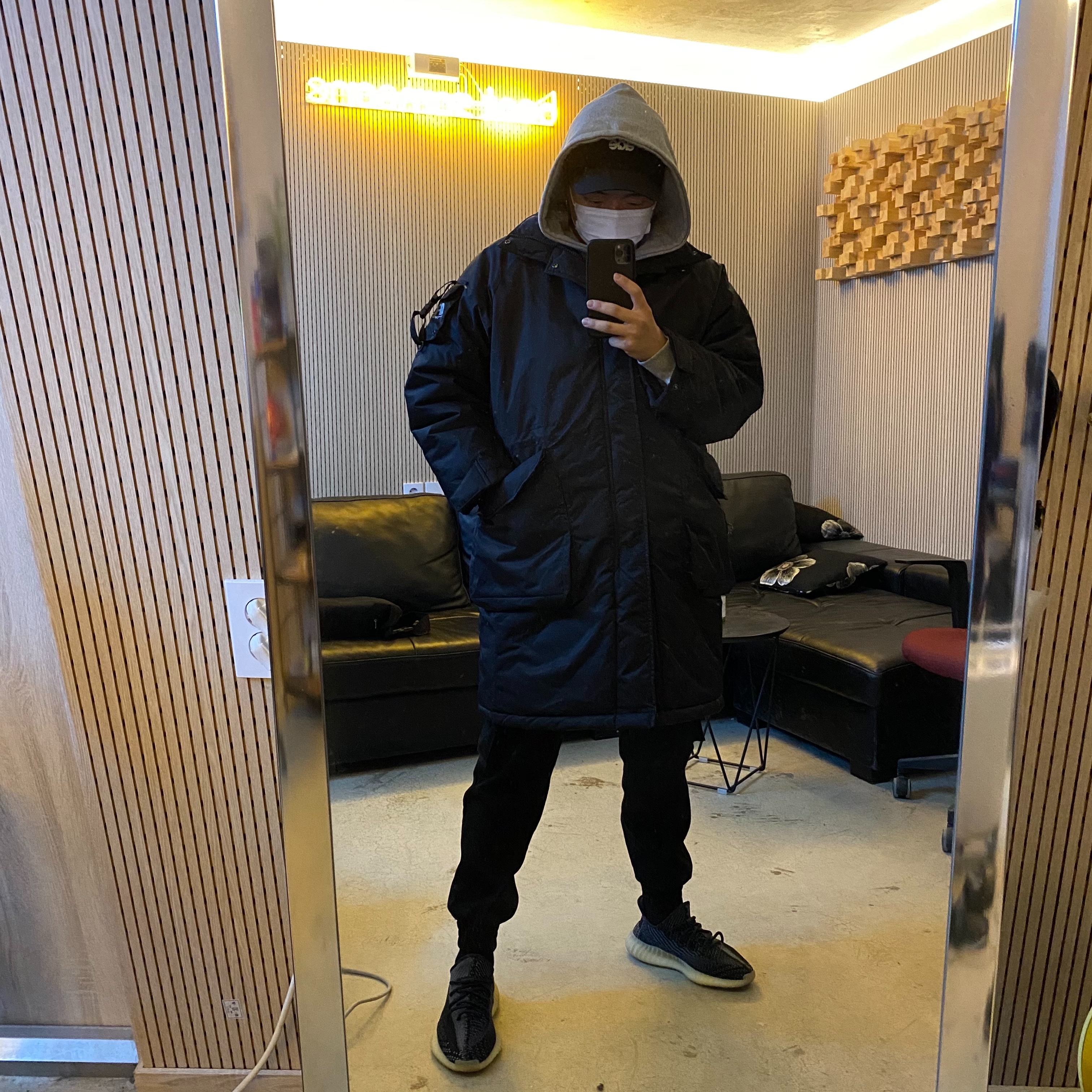 Adidas Yeezy Boost 350 V2 Carbon 착용 스타일